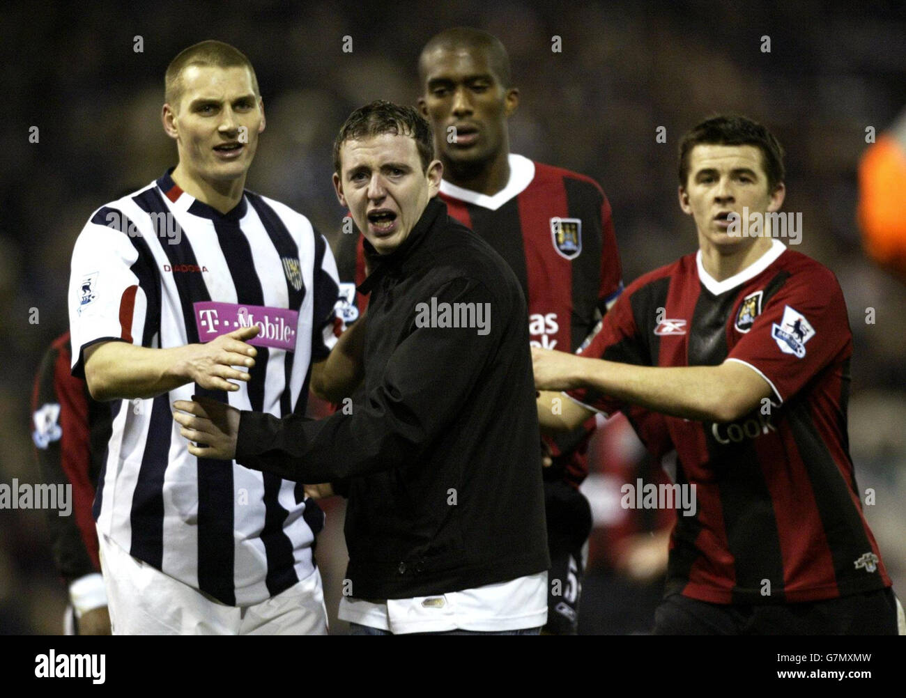 Fa Barclays Premiership - West Bromwich Albion / Manchester City - The Hawthorns. Un fan (al centro a sinistra) corre in campo per protestare contro l'arbitro mentre i giocatori lo trattengono. Foto Stock