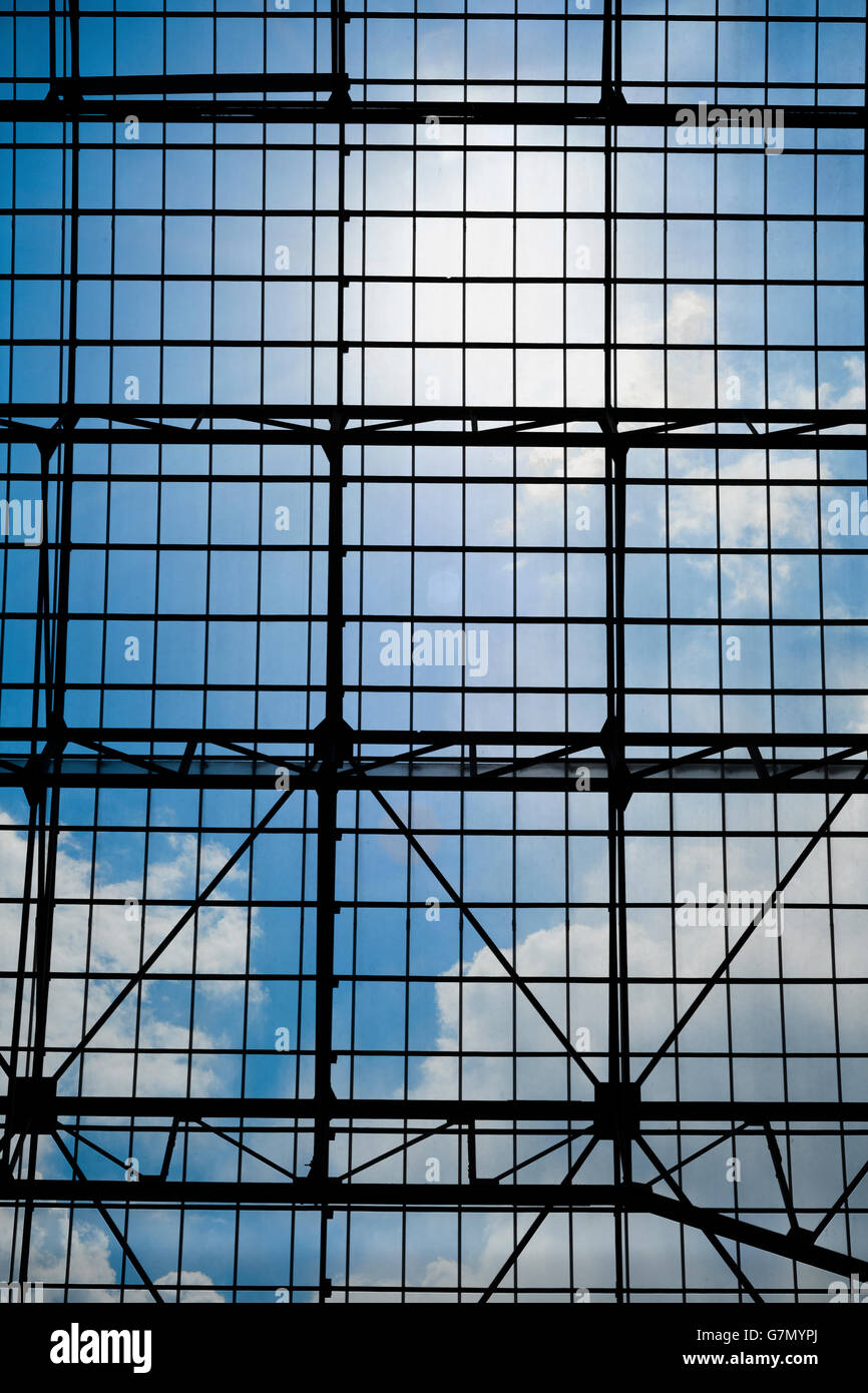 Geometrico architettura astratta dal tetto di una stazione ferroviaria con sky in background Foto Stock