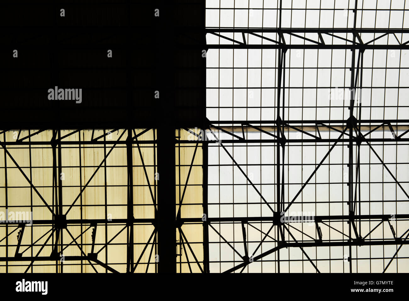 Geometrico architettura astratta dal tetto di una stazione ferroviaria. Foto scattata dall'interno. Foto Stock