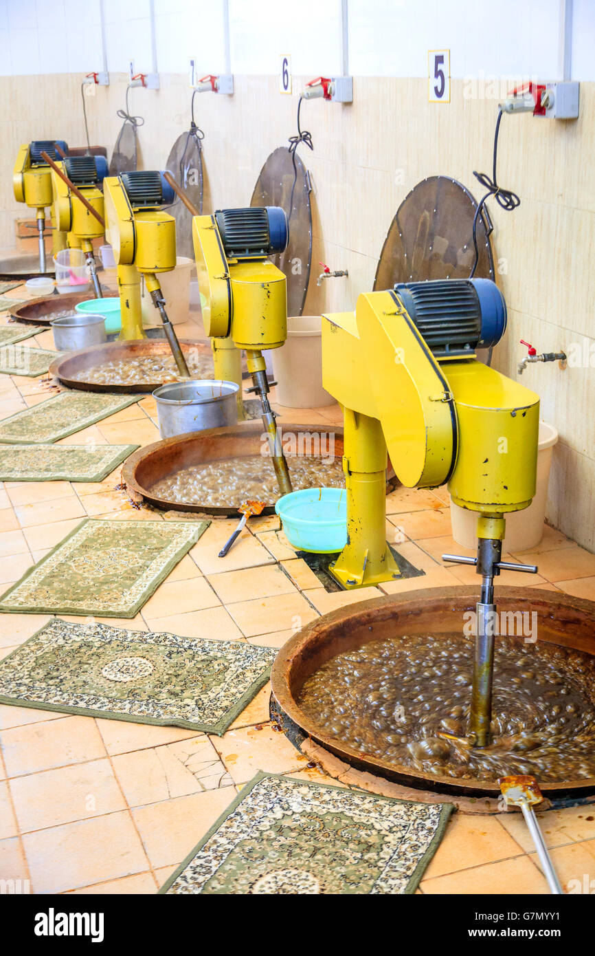 Realizzazione di tradizionali Omani halwa Foto Stock