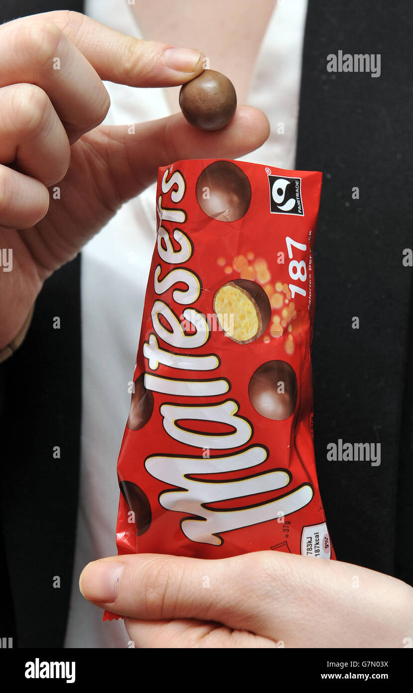 Una vista di un pacchetto di Maltesers realizzato da Mars Incorporated che mostra il logo del cacao certificato Fairtrade. Foto Stock