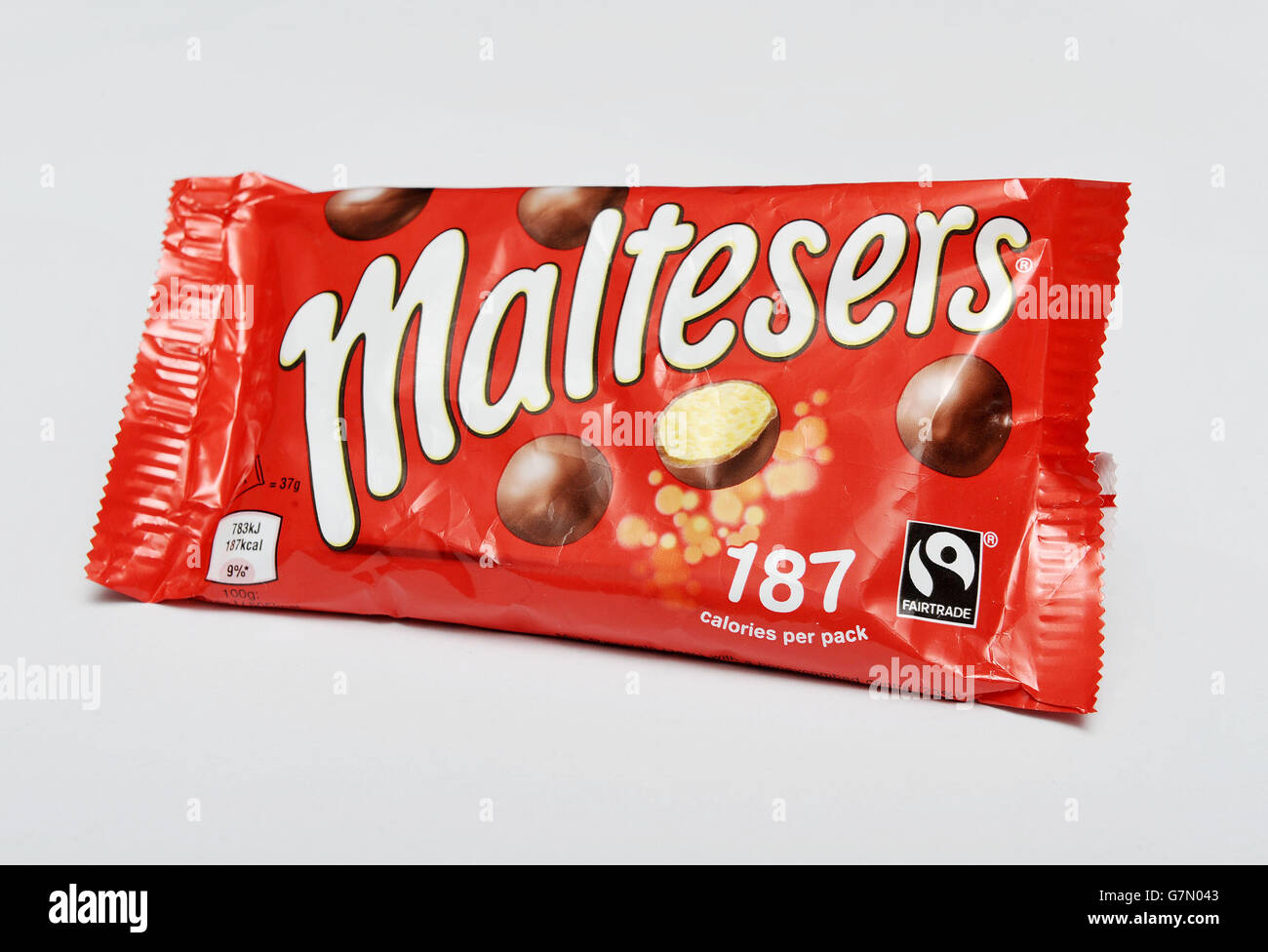 Maltesers - stock. Una vista di un pacchetto di Maltesers prodotto da Mars Incorporated che mostra il logo del cacao certificato Fairtrade. Foto Stock