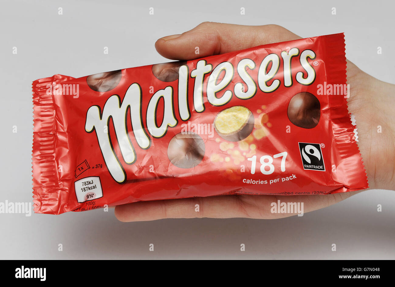 Maltesers - stock. Una vista di un pacchetto di Maltesers prodotto da Mars Incorporated che mostra il logo del cacao certificato Fairtrade. Foto Stock