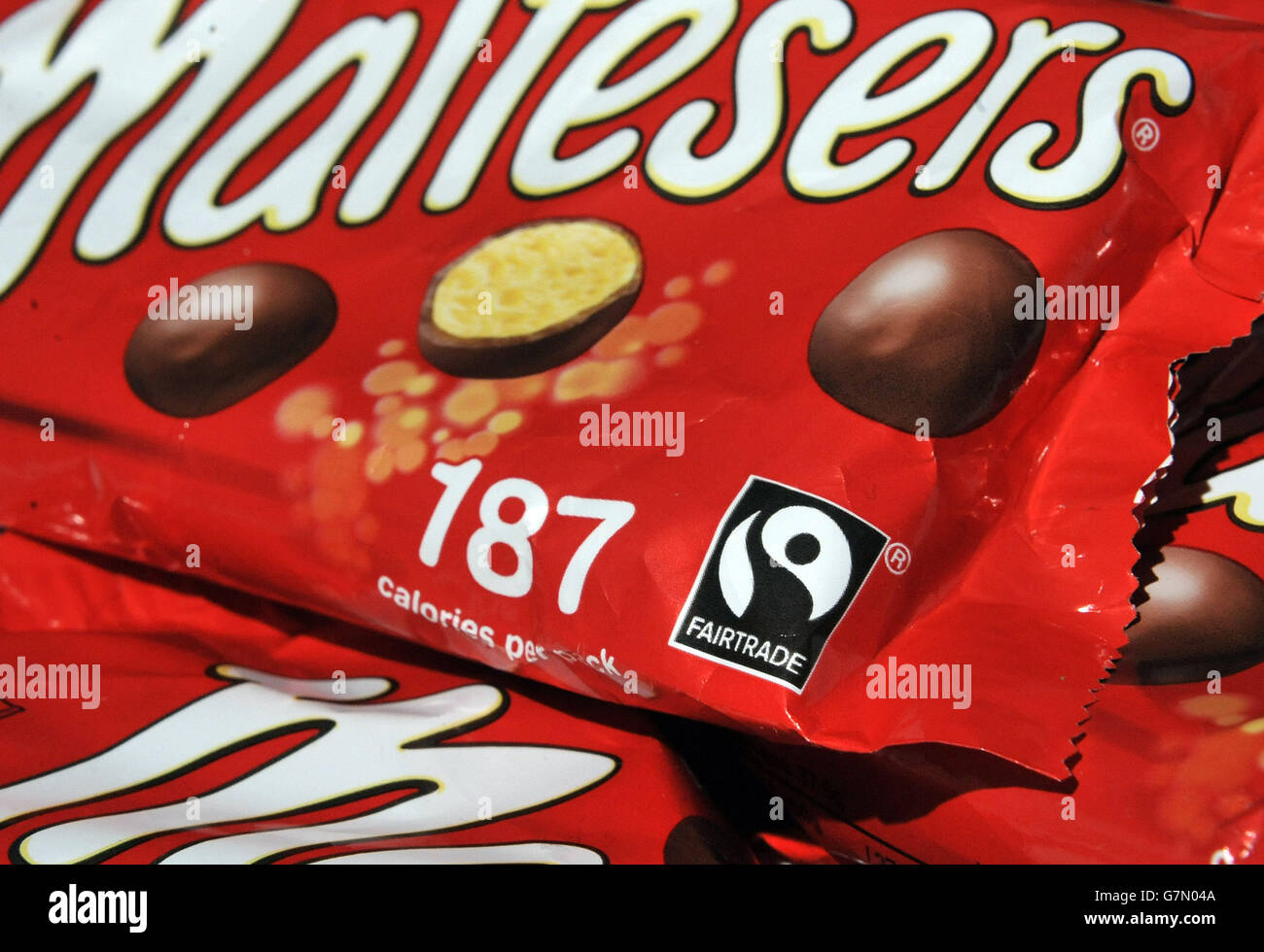Una vista di un pacchetto di Maltesers realizzato da Mars Incorporated che mostra il logo del cacao certificato Fairtrade. Foto Stock