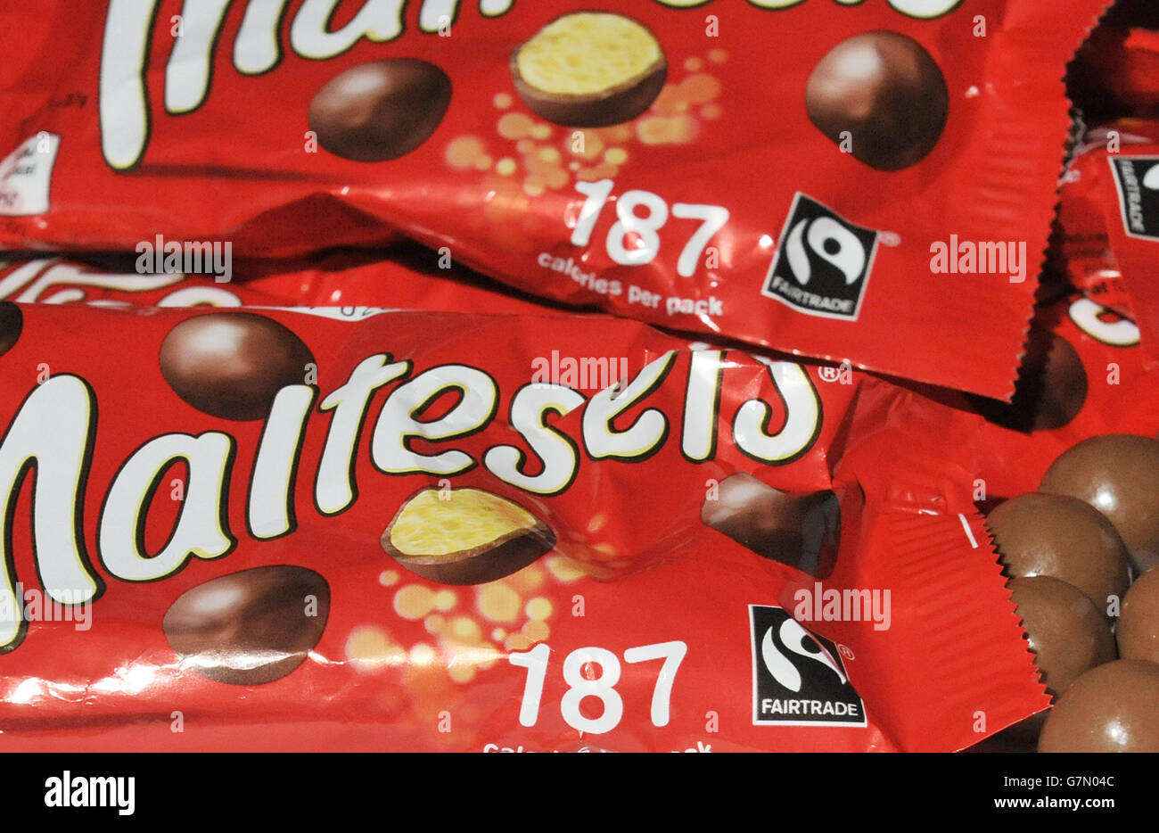 Maltesers - stock. Una vista di confezioni di Maltesers realizzate da Mars Incorporated che mostrano il logo del cacao certificato Fairtrade. Foto Stock