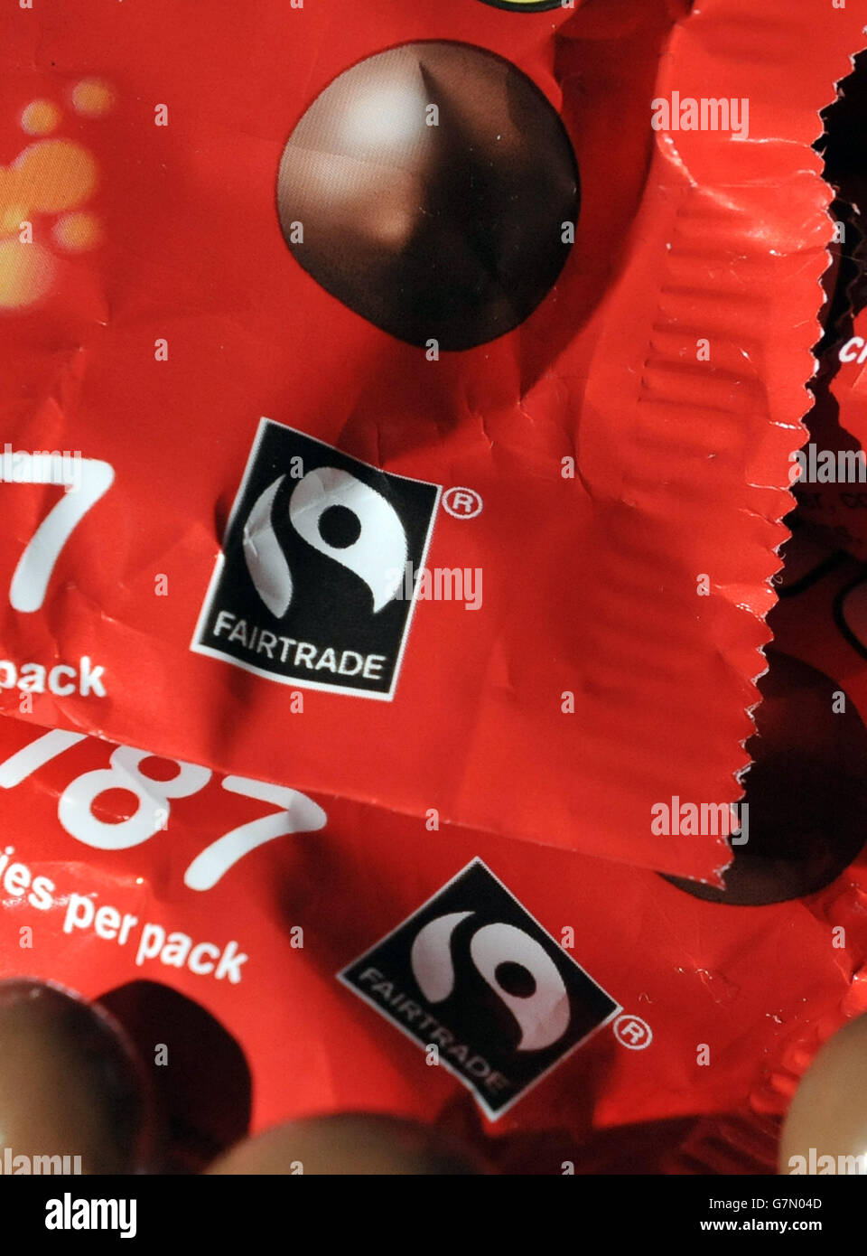 Una visione di confezioni di Maltesers realizzate da Mars Incorporated che mostrano il logo del cacao certificato Fairtrade. Foto Stock