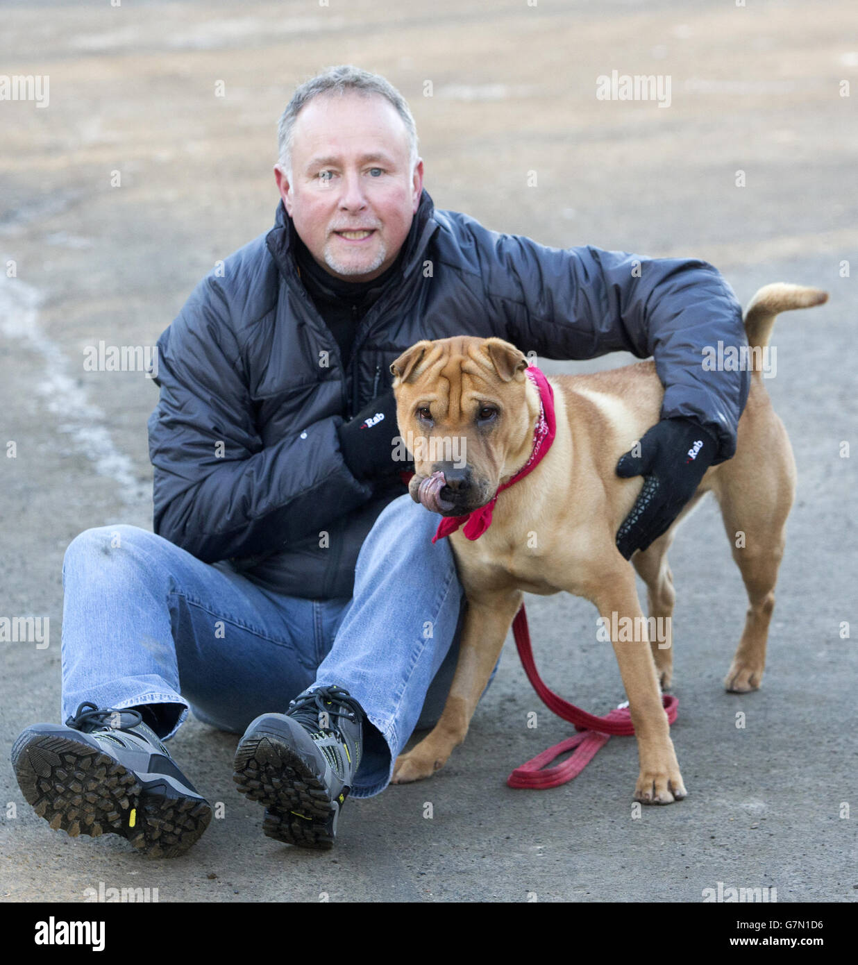 Kai il cane con il suo nuovo proprietario Ian Russell presso un ufficio scozzese SPCA a Glasgow, dopo essere stato abbandonato in una stazione ferroviaria con una valigia piena dei suoi beni. Foto Stock