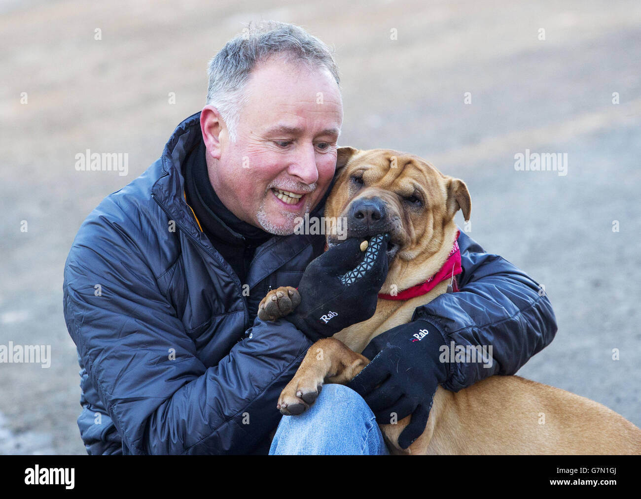 Kai il cane con il suo nuovo proprietario Ian Russell presso un ufficio scozzese SPCA a Glasgow, dopo essere stato abbandonato in una stazione ferroviaria con una valigia piena dei suoi beni. Foto Stock