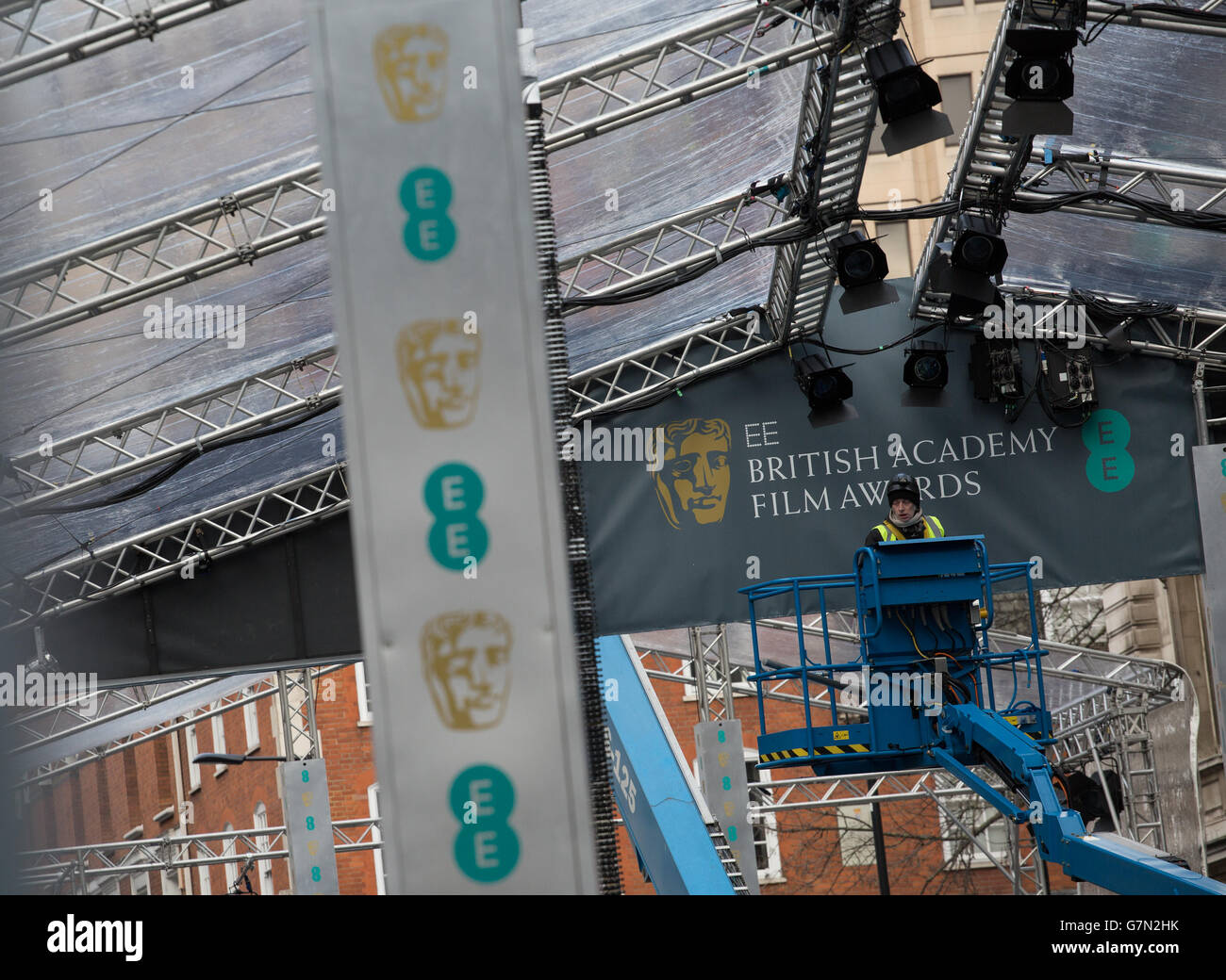 Un operaio si prepara in vista dell'EE British Academy Film Awards 2015 presso la Royal Opera House di Londra, che si terrà domenica. PREMERE ASSOCIAZIONE foto. Data immagine: Sabato 7 febbraio 2015. Vedere la storia di PA SHOWBIZ BAFTA. Il credito fotografico dovrebbe essere: Daniel Leal-Olivas/PA Wire Foto Stock