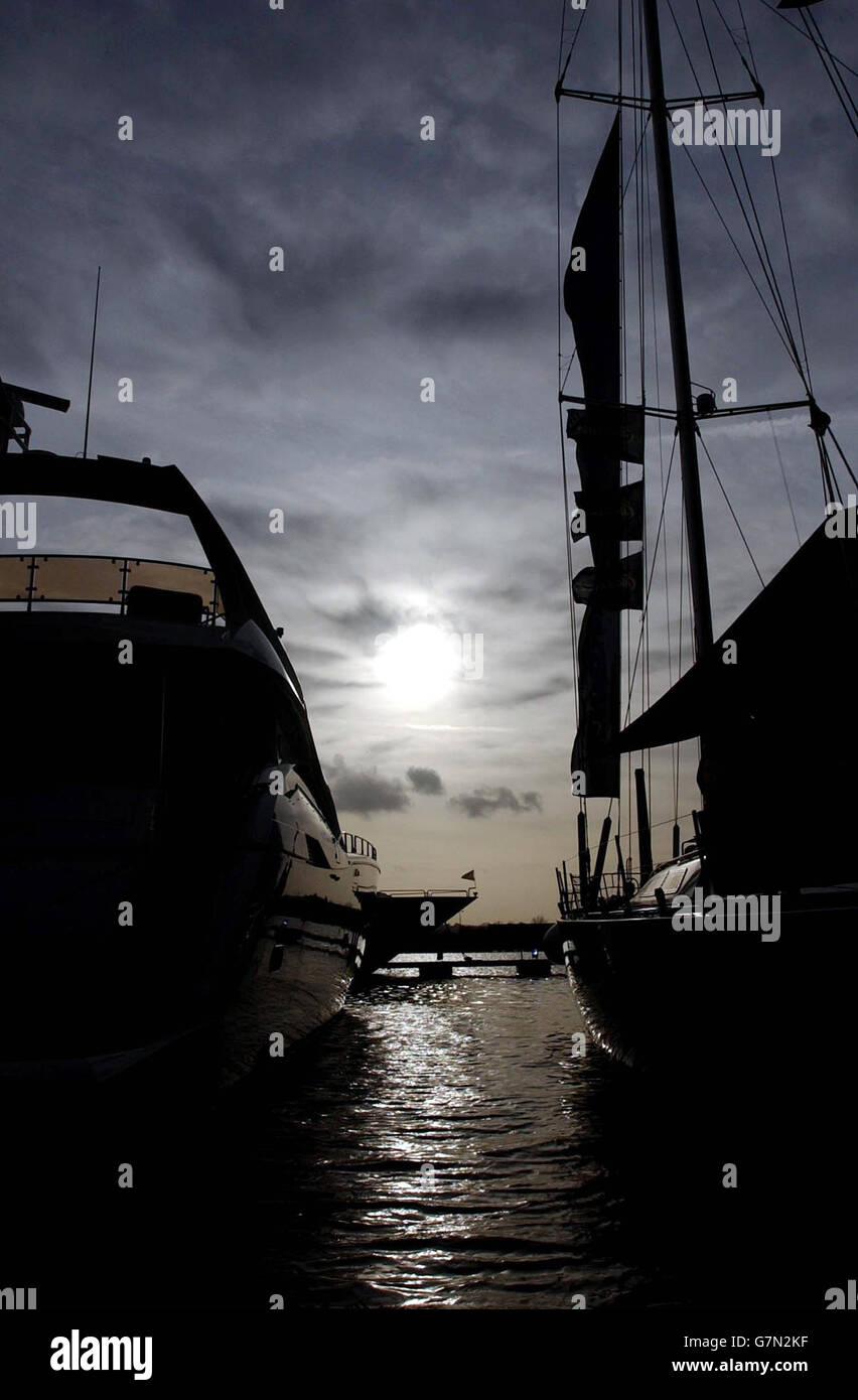 Schroeders London International Boat Show - Excel Centre. Gli yacht si trovano in acqua. Foto Stock