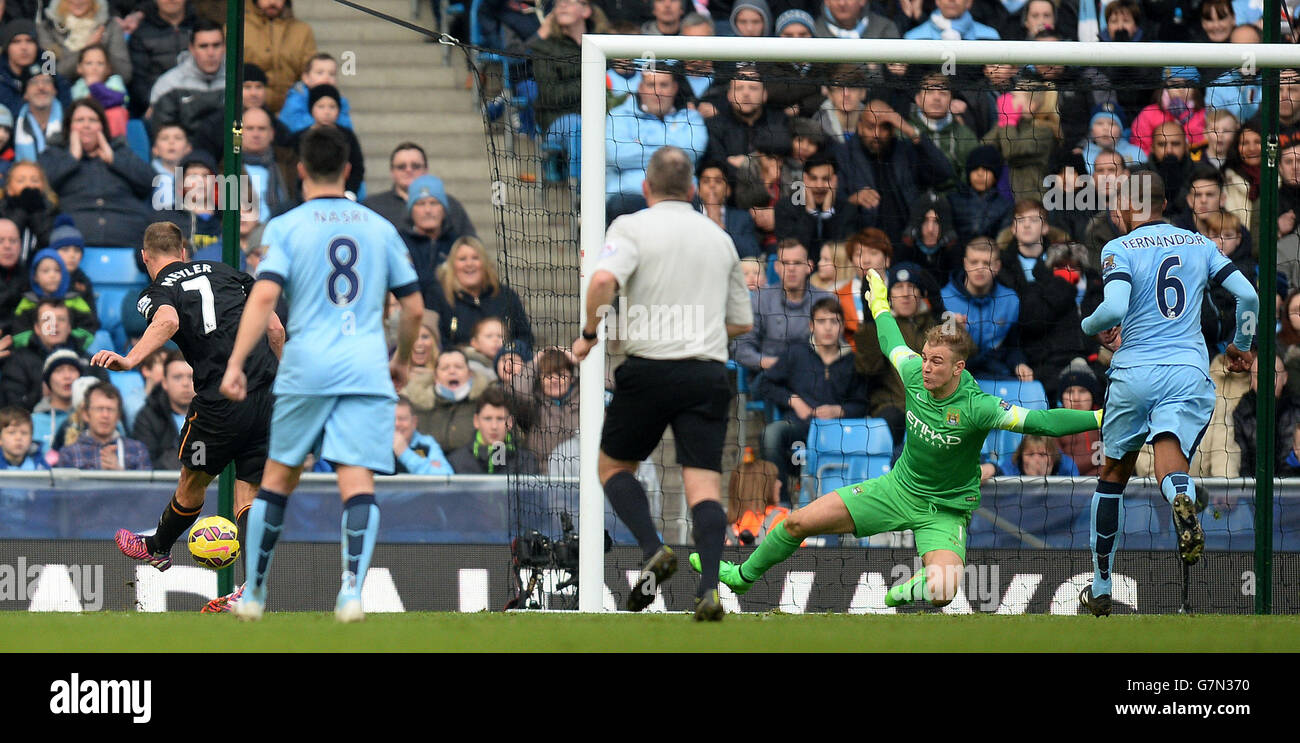 David Meyler di Hull City segna il primo gol della sua squadra contro Manchester City, durante la partita Barclays Premier League all'Etihad Stadium di Manchester. Foto Stock