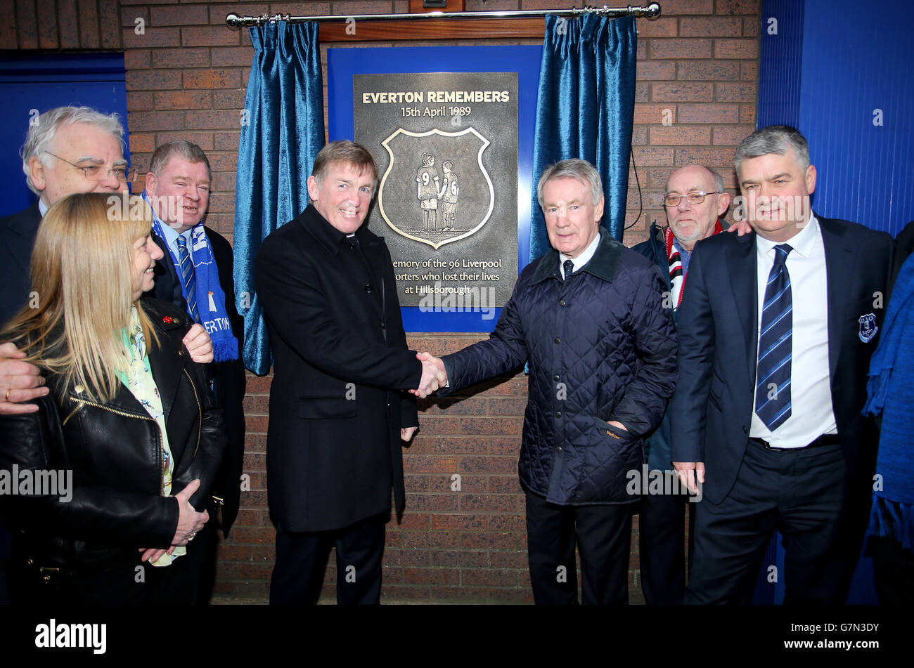 Kenny Dalglish durante la presentazione di una targa per le vittime del disastro di Hillsborough durante la partita della Barclays Premier League al Goodison Park, Liverpool. Foto Stock