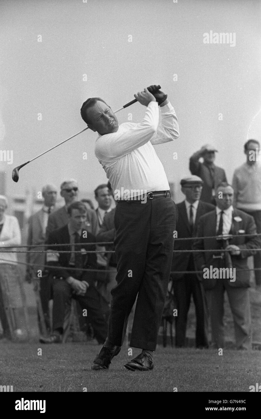 Billy Casper, d'America, favorito per il torneo di golf di Carling, in azione durante una partita di pratica al Royal Birkdale Golf Club. Foto Stock