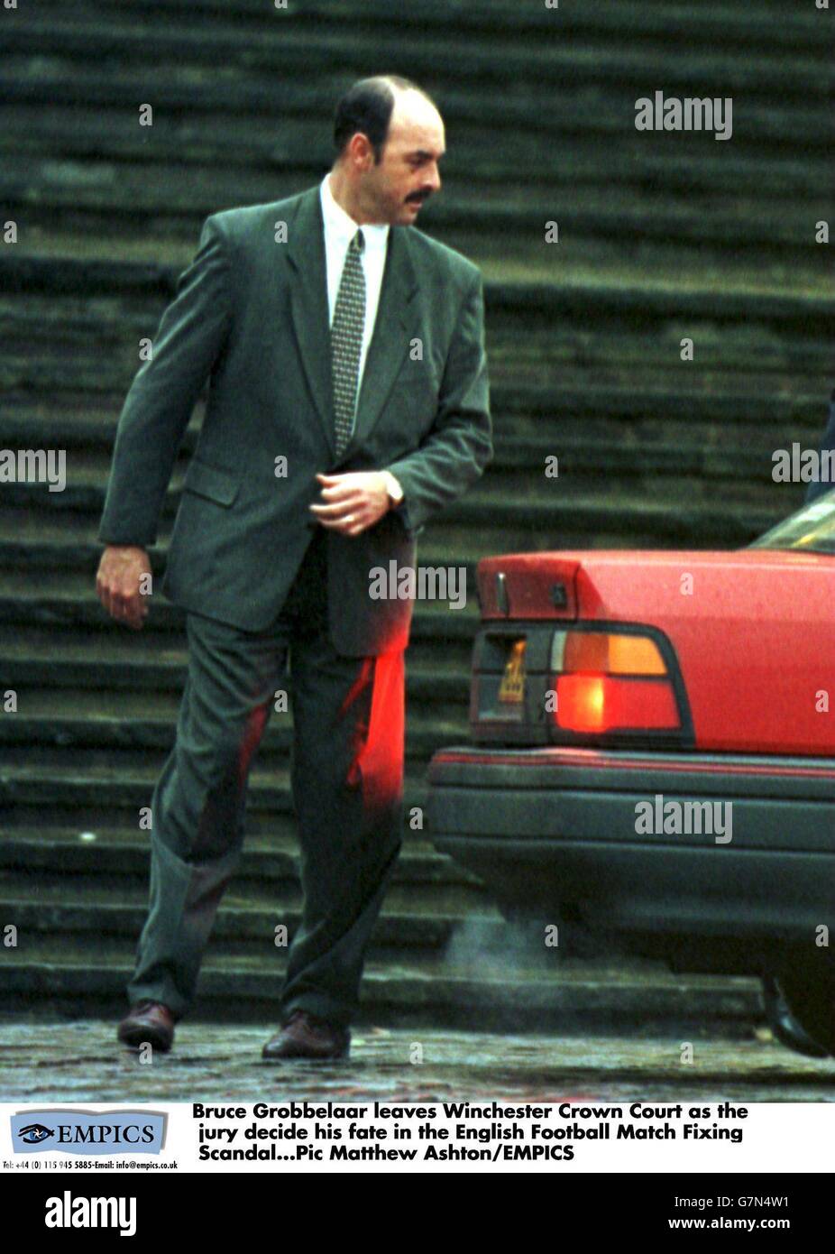 Bruce Grobbelaar lascia il Winchester Crown Court come la giuria decide Il suo destino nello scandalo della correzione della partita di calcio inglese Foto Stock