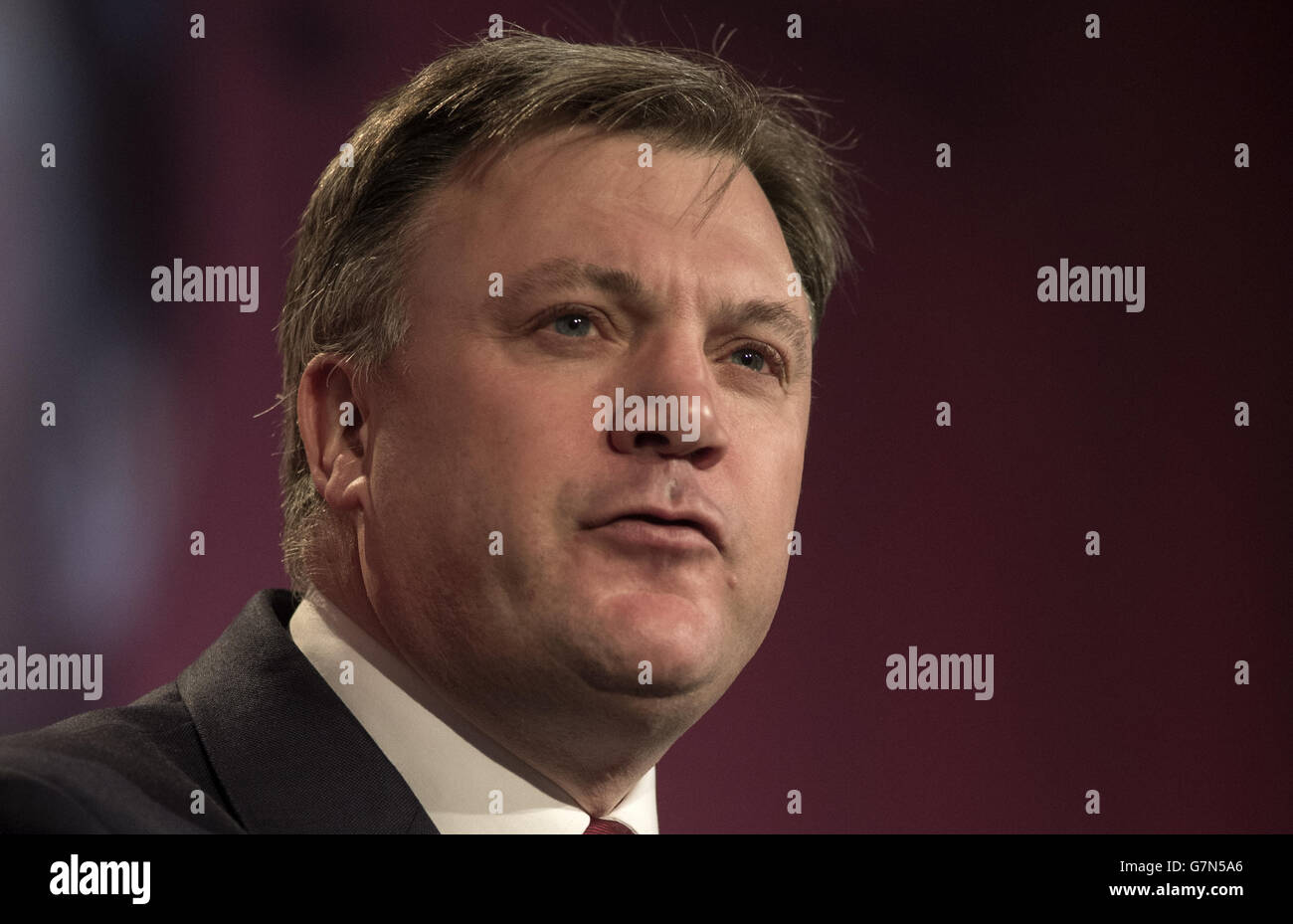 Il cancelliere ombra ed Balls parla durante la conferenza annuale delle Camere di Commercio britanniche del 2015 al QE2 Conference Center di Londra. Foto Stock