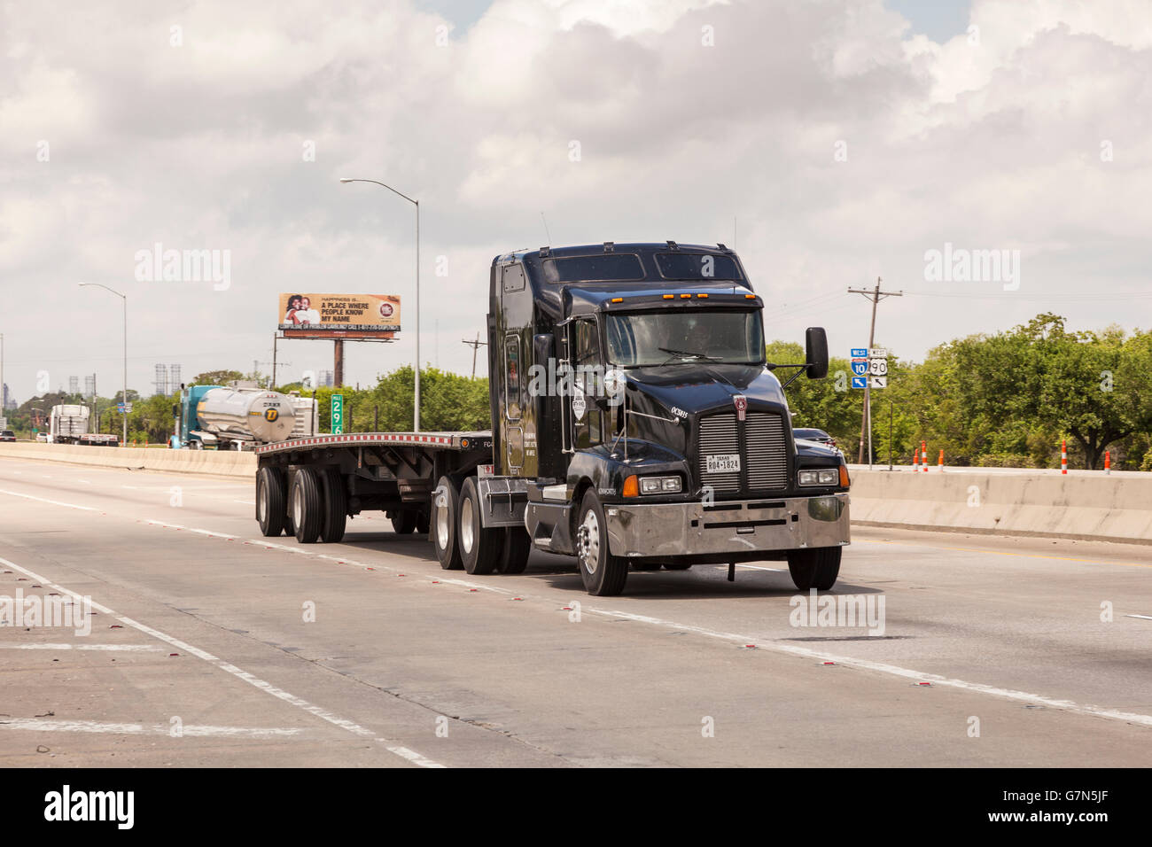 Nero Carrello Kenworth sull'autostrada Foto Stock