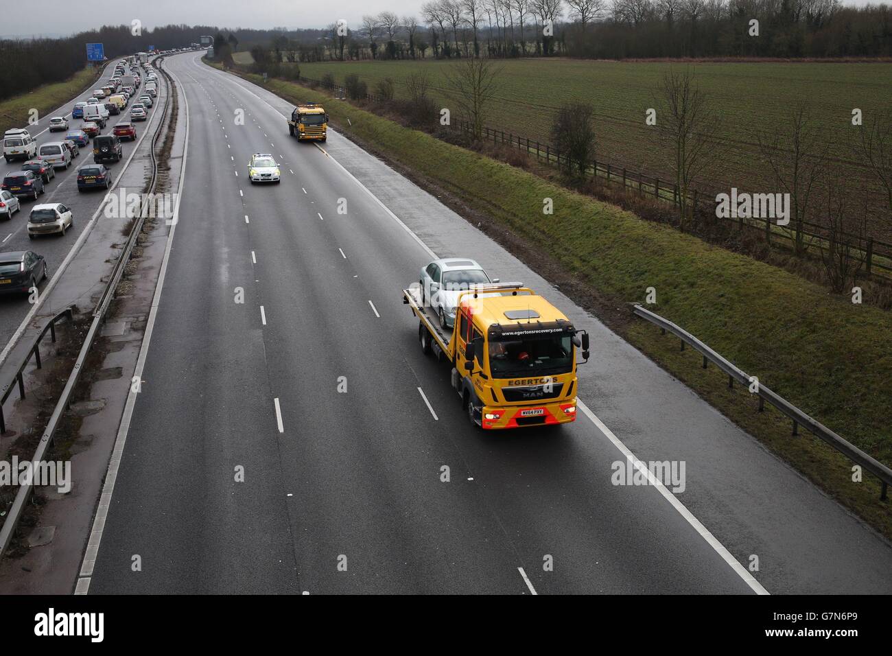 M40 in crash. Le auto vengono rimosse da un incidente stradale multiplo sull'autostrada M40 vicino a Bicester, Oxfordshire. Foto Stock