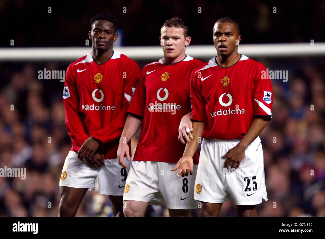 Louis Saha, Wayne Rooney e Quinton Fortune di Manchester United fanno un muro difensivo Foto Stock