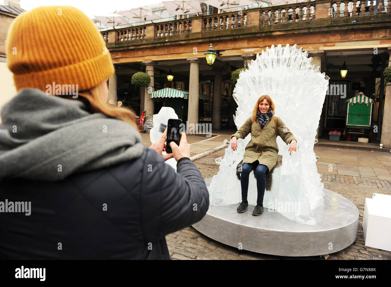 Iron Throne, scolpito nel ghiaccio e a grandezza naturale, è in mostra a Covent Garden, Londra, per celebrare il lancio del Trono di Spade: La quarta stagione completa. Foto Stock
