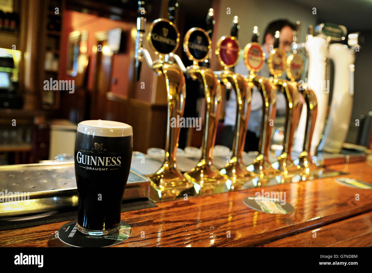 Una pinta di Guinness all'interno di un pub di Dublino in Irlanda Foto Stock