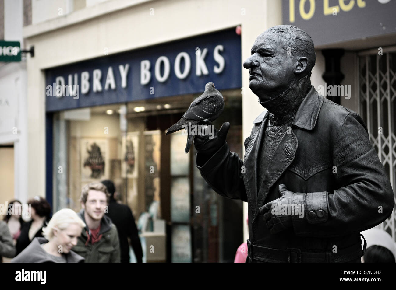Statua umana con un piccione dipinte di nero in Grafton Street nel centro di Dublino, Irlanda Foto Stock
