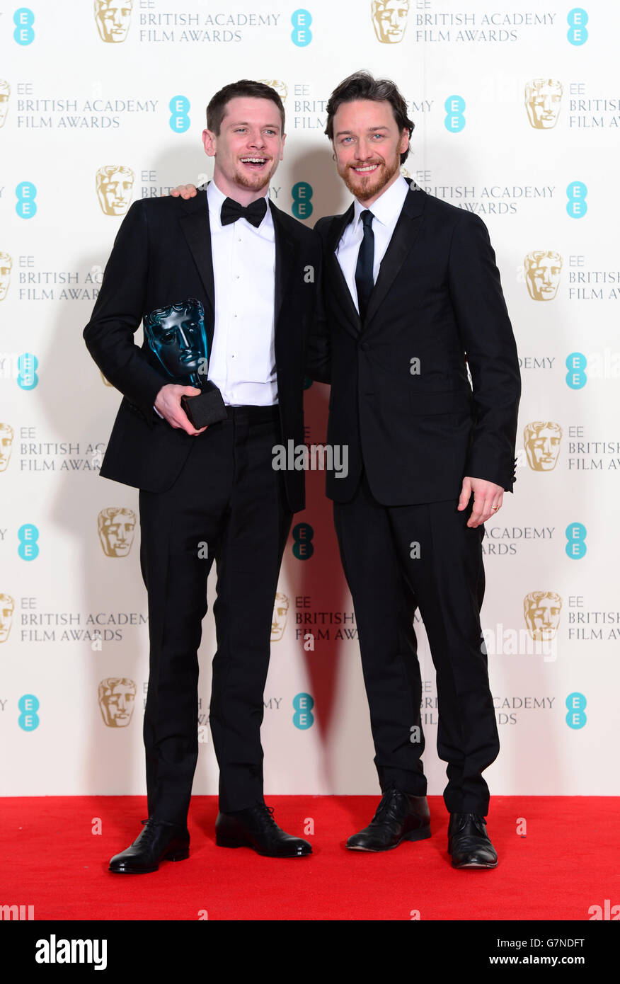 Jack o'Connell con l'EE Rising Star Award accanto a James McAvoy (a destra), all'EE British Academy Film Awards presso la Royal Opera House, Bow Street a Londra. PREMERE ASSOCIAZIONE foto. Data immagine: Domenica 8 febbraio 2015. Vedere la storia di PA SHOWBIZ BAFTA. Il credito fotografico dovrebbe essere: Dominic Lipinski/PA Wire Foto Stock