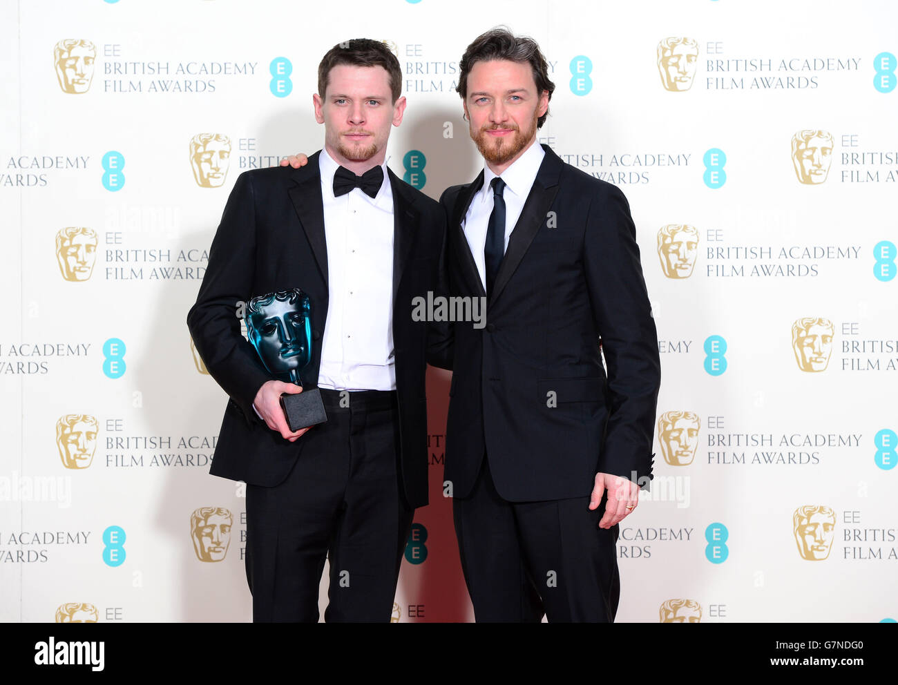 Jack o'Connell con l'EE Rising Star Award accanto a James McAvoy (a destra), all'EE British Academy Film Awards presso la Royal Opera House, Bow Street a Londra. PREMERE ASSOCIAZIONE foto. Data immagine: Domenica 8 febbraio 2015. Vedere la storia di PA SHOWBIZ BAFTA. Il credito fotografico dovrebbe essere: Dominic Lipinski/PA Wire Foto Stock