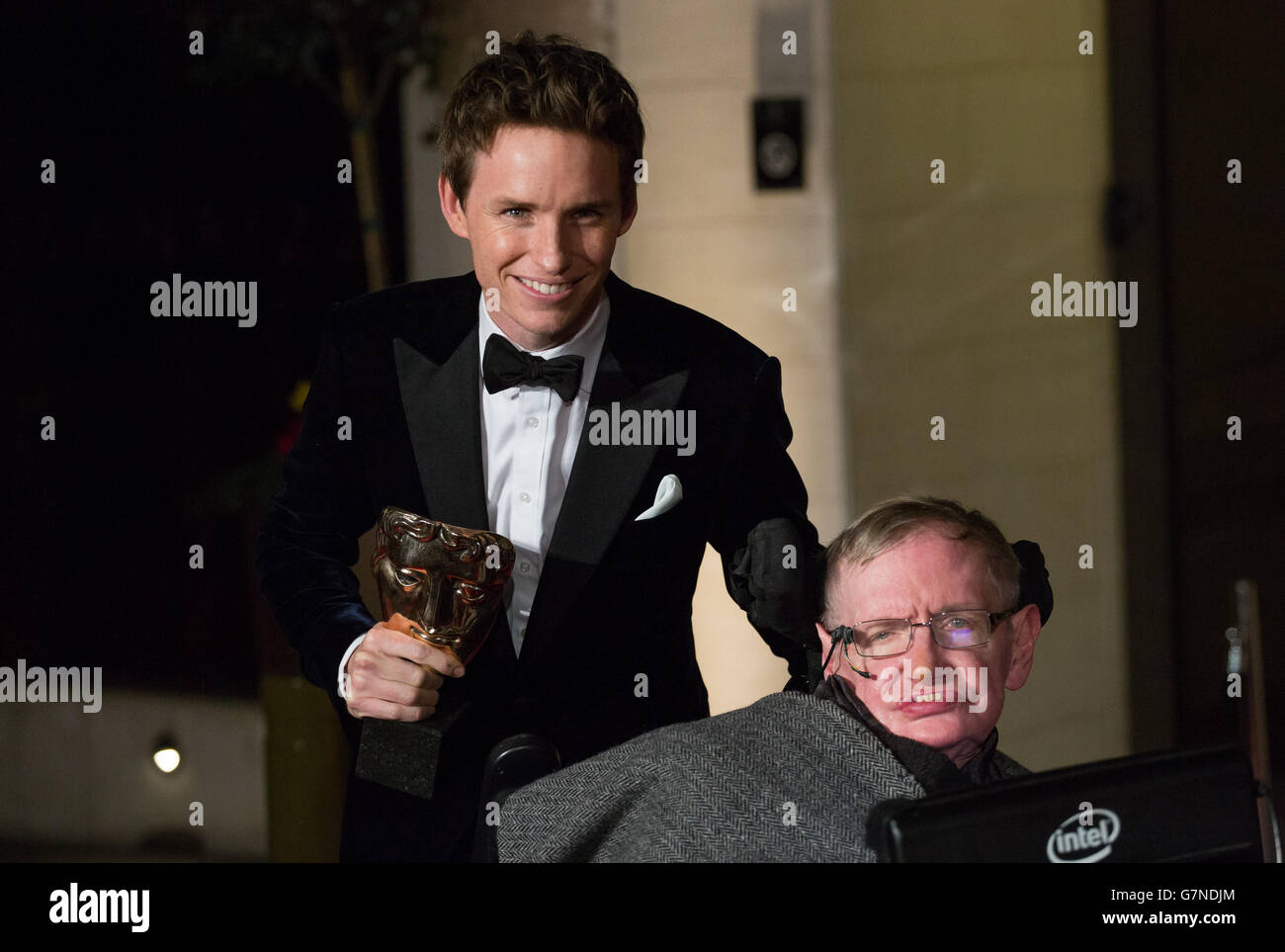 Eddie Redmayne e Stephen Hawking partecipano alla festa dopo lo spettacolo per l'EE British Academy Film Awards al Grosvenor House Hotel nel centro di Londra. Foto Stock