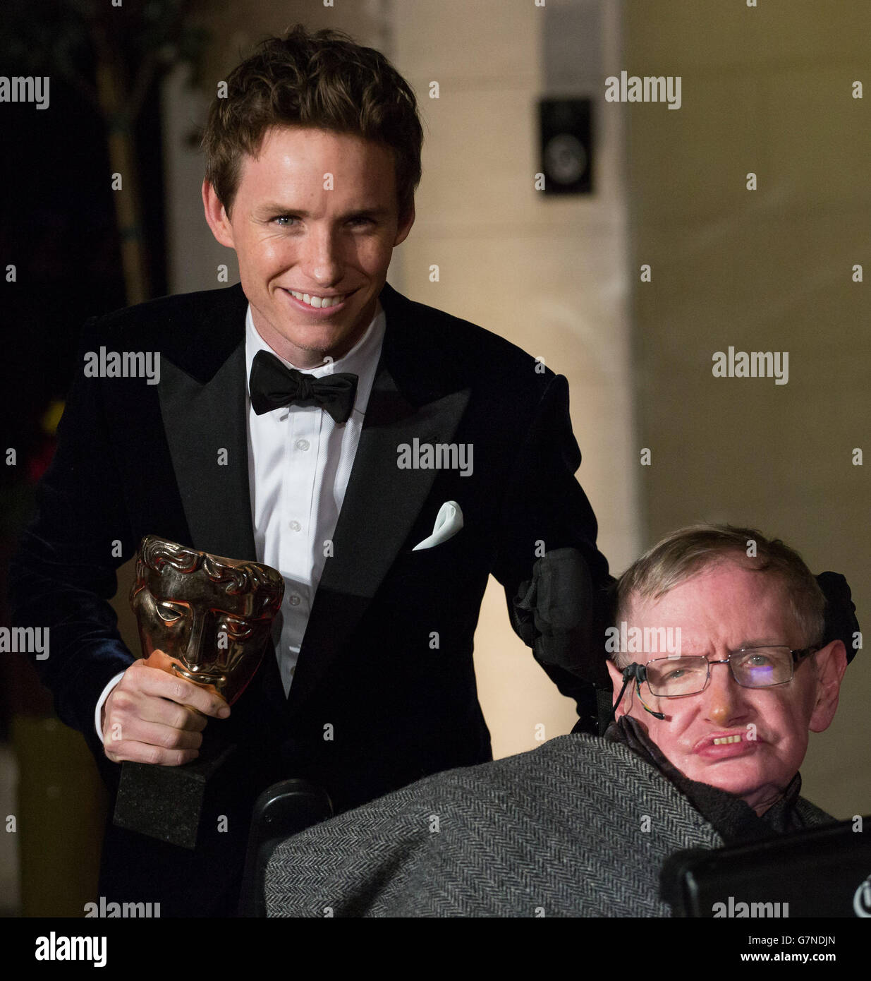 Eddie Redmayne e Stephen Hawking partecipano alla festa dopo lo spettacolo per l'EE British Academy Film Awards al Grosvenor House Hotel nel centro di Londra. Foto Stock