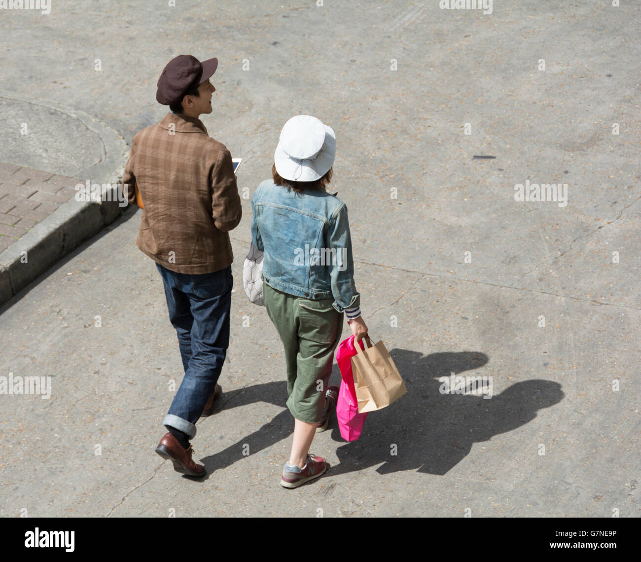 Vista panoramica di persone fuori nel sole in East End di Londra Foto Stock