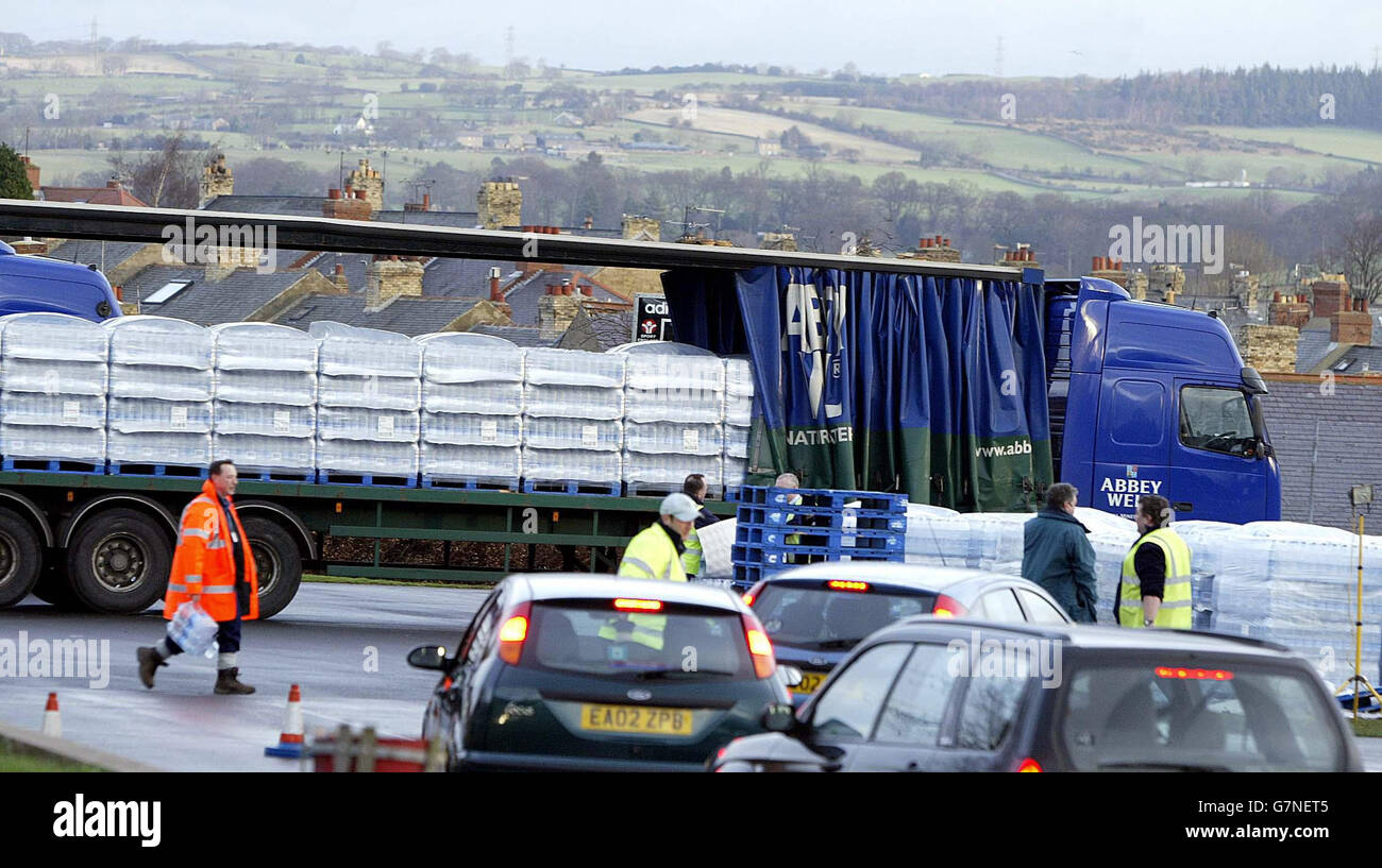 I carichi di acqua di camion sono stati lanciati in Hexham, per aiutare le 10,000 persone lasciate senza acqua dopo le inondazioni del fine settimana. Foto Stock