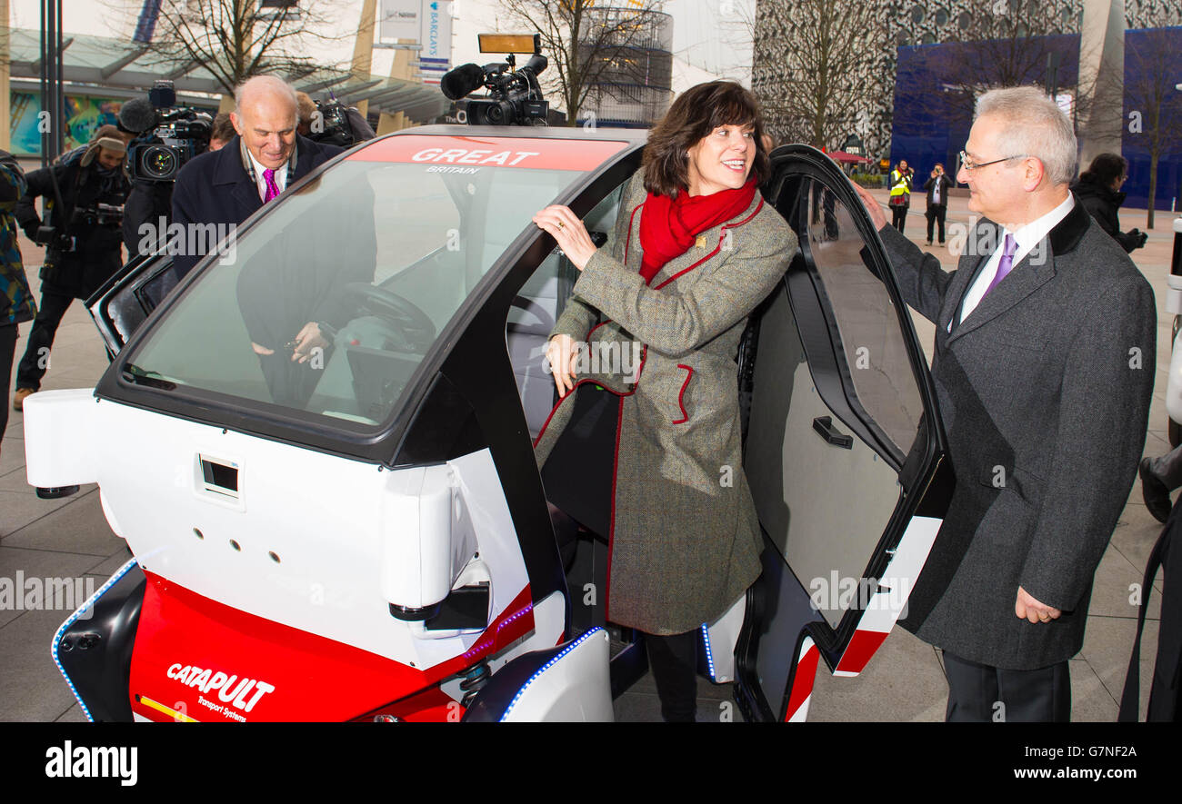 Il CEO di Transport Systems Catapult Steve Yianni (a destra) mostra al Segretario commerciale vince Cable (a sinistra) e al Ministro dei Trasporti Claire Perry (al centro) un prototipo del pod senza conducente Pathfinder, che sarà il primo veicolo autonomo del Regno Unito a lavorare sui sentieri pubblici, Che è stato presentato oggi dalla Transport Systems Catapult in occasione di un evento di lancio del governo a Greenwich, Londra. Foto Stock