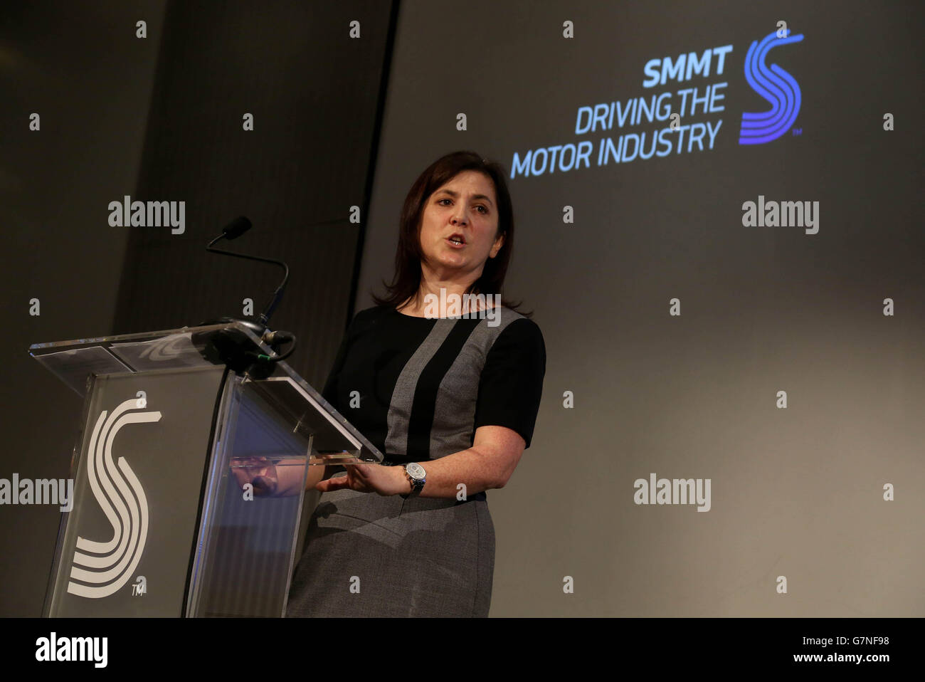 Penny Randall, presidente del gruppo SMMT (Società dei costruttori e commercianti di autoveicoli) Commercial Vehicle Group nel suo primo dibattito in assoluto sul contributo dei veicoli commerciali al miglioramento della qualità dell'aria nel centro di Londra. Foto Stock