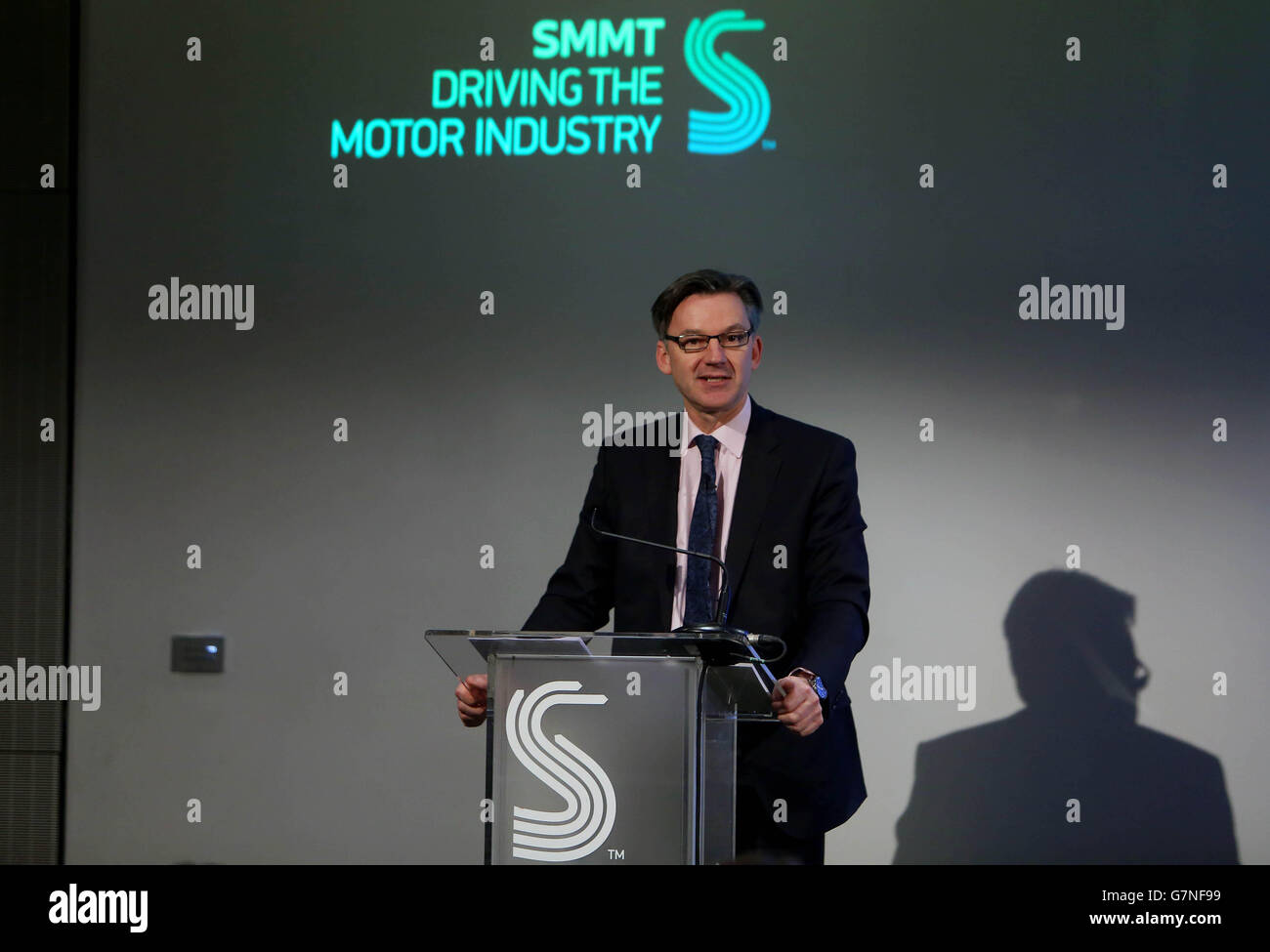 Mike Hawes, CEO di SMMT (la Società dei costruttori e dei commercianti di motori) nel suo primo dibattito in assoluto sul contributo dei veicoli commerciali al miglioramento della qualità dell'aria nel centro di Londra. Foto Stock