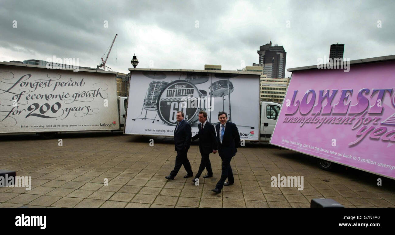 John Prescott, Alan Milburn e Gordon Brown (da sinistra a destra) che stanno lanciando quattro poster. Foto Stock