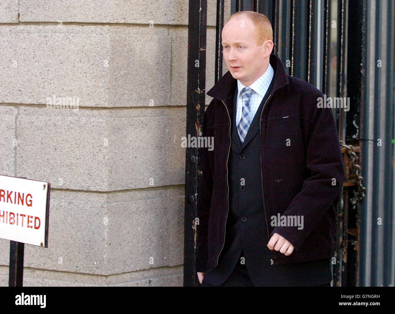 Garda Paul Daly, che è stato ritenuto colpevole di aver aggredito Emmet Bunting durante il reclamo la protesta per le strade nel maggio 2002, arrivando per la condanna. Foto Stock