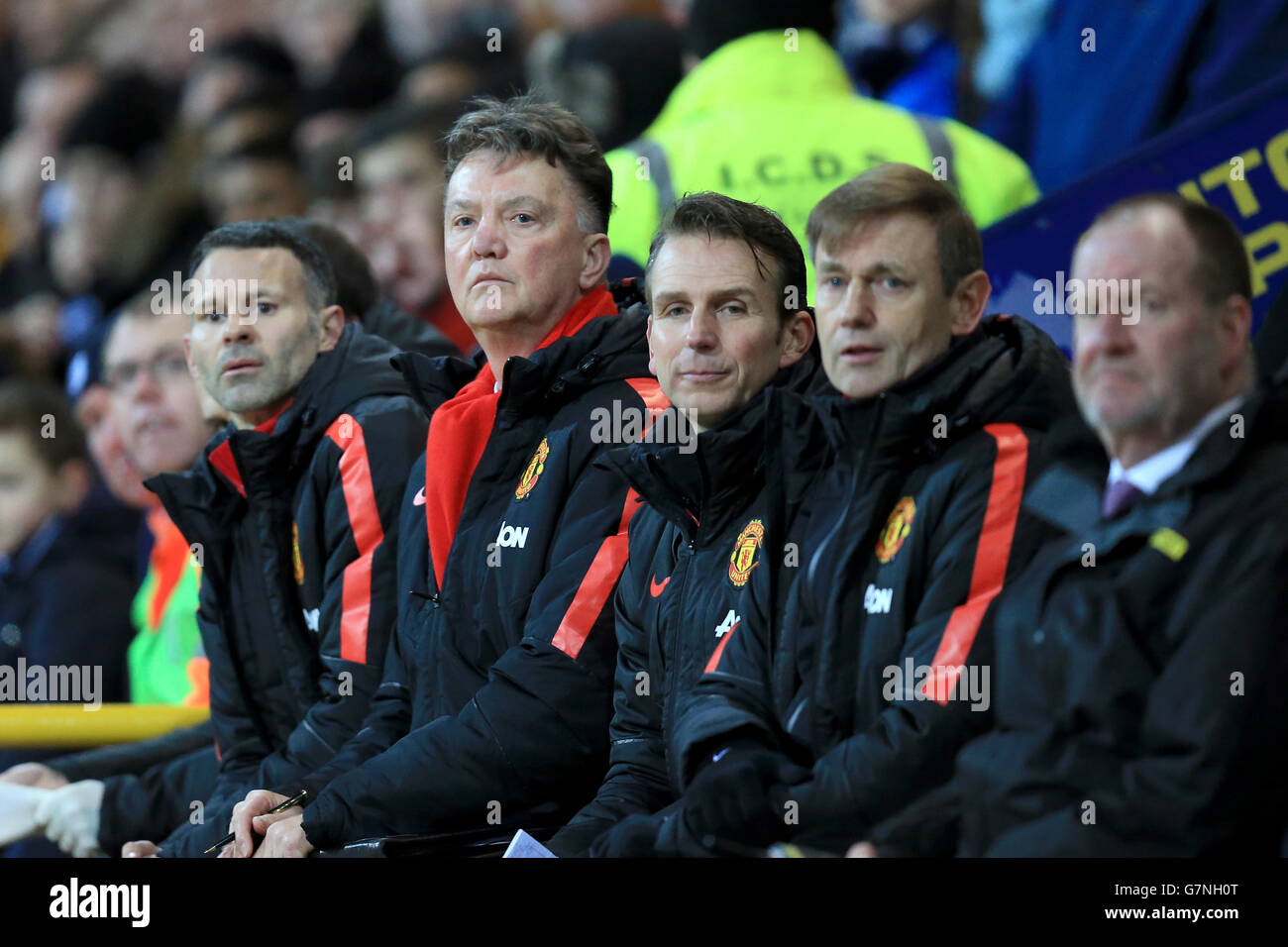 Il manager del Manchester United Louis van Gaal (secondo da sinistra) e l'assistente manager Ryan Giggs (a sinistra) guardano dalla panchina. Foto Stock