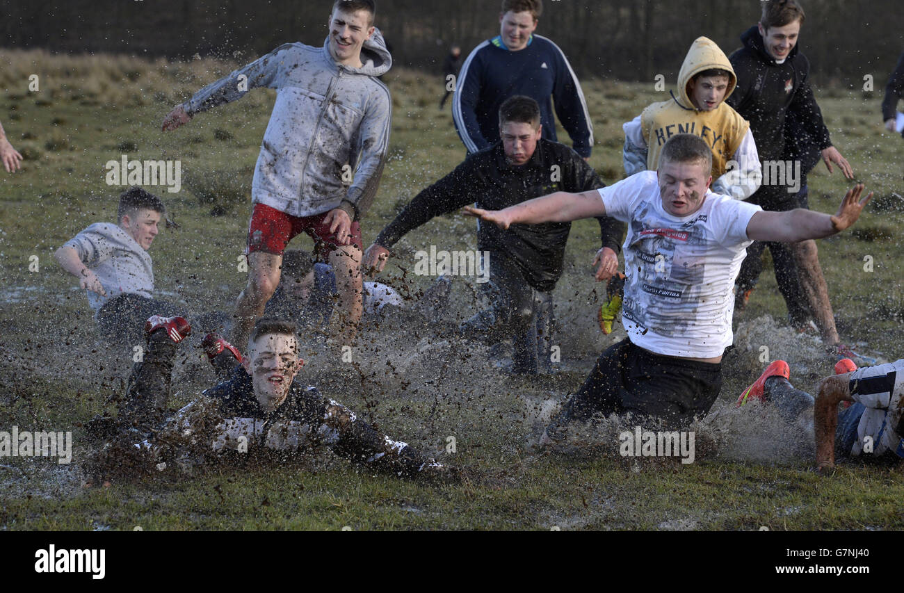 Alcuni giocatori cadono durante la partita di calcio Shrovetide ad Alnwick, Northumberland. Foto Stock