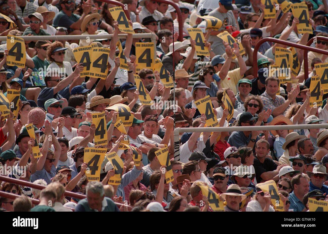 Criket - Nuova Zelanda / Inghilterra - 1 ° giorno internazionale. I fan della Nuova Zelanda mostrano le loro quattro carte da corsa Foto Stock