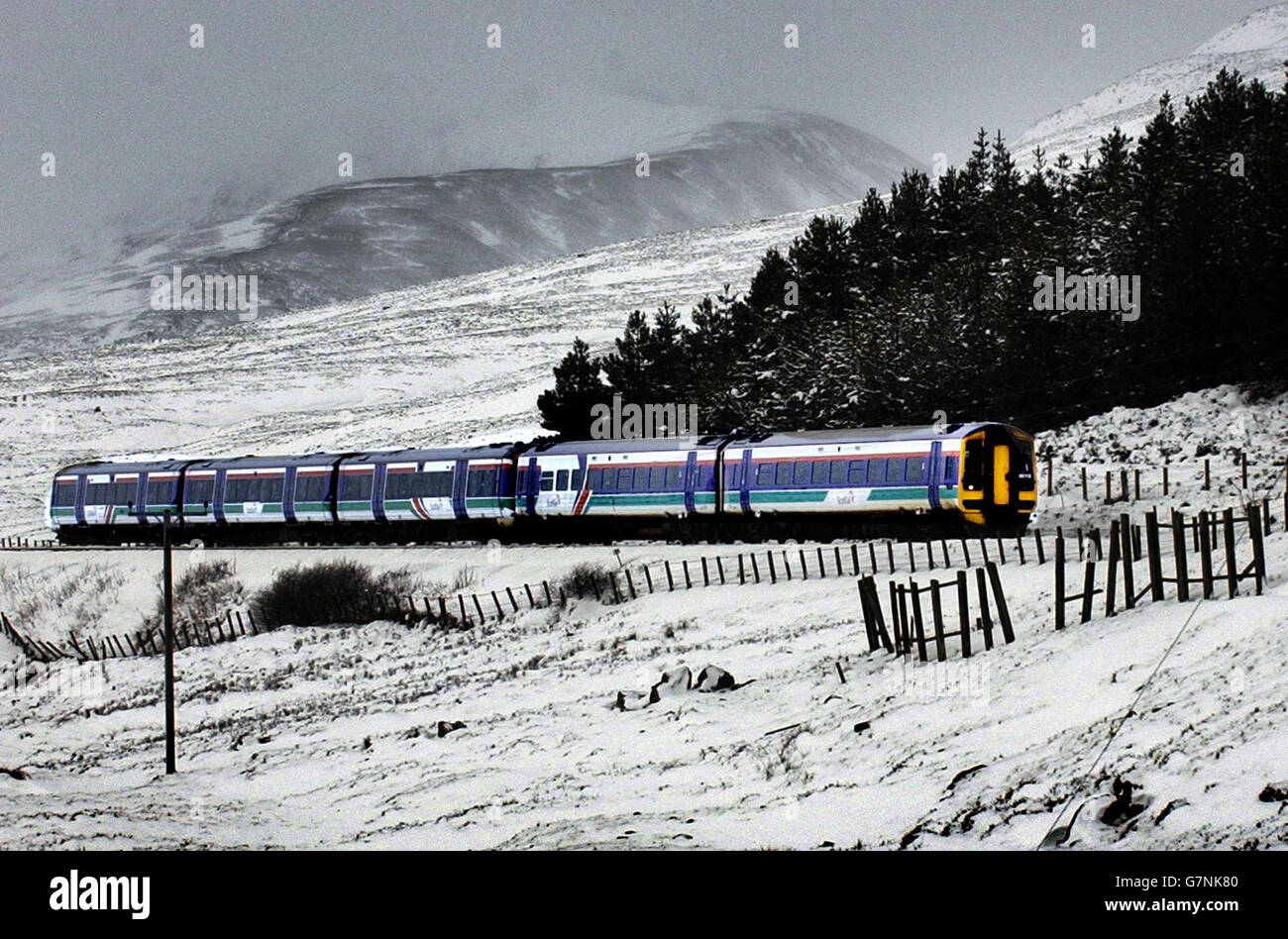 Nevicate pesanti. Un treno ScotRail taglia la strada attraverso la neve pesante. Foto Stock
