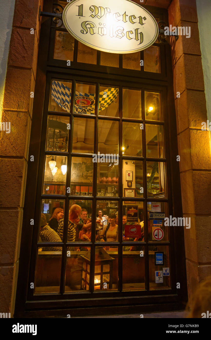 Finestra di un pub nel centro storico con spot birra Kölsch, Köln a Colonia, in Germania, in Renania settentrionale-Vestfalia, Nord Rhine-Westphali Foto Stock