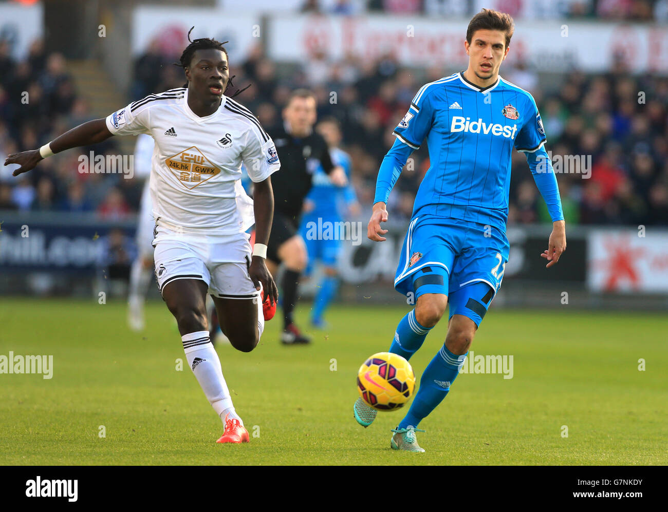 Santiago Vergini di Sunderland difende il pallone dal Bafetimbi Gomis (a sinistra) di Swansea City durante la partita della Barclays Premier League al Liberty Stadium di Swansea. Foto Stock