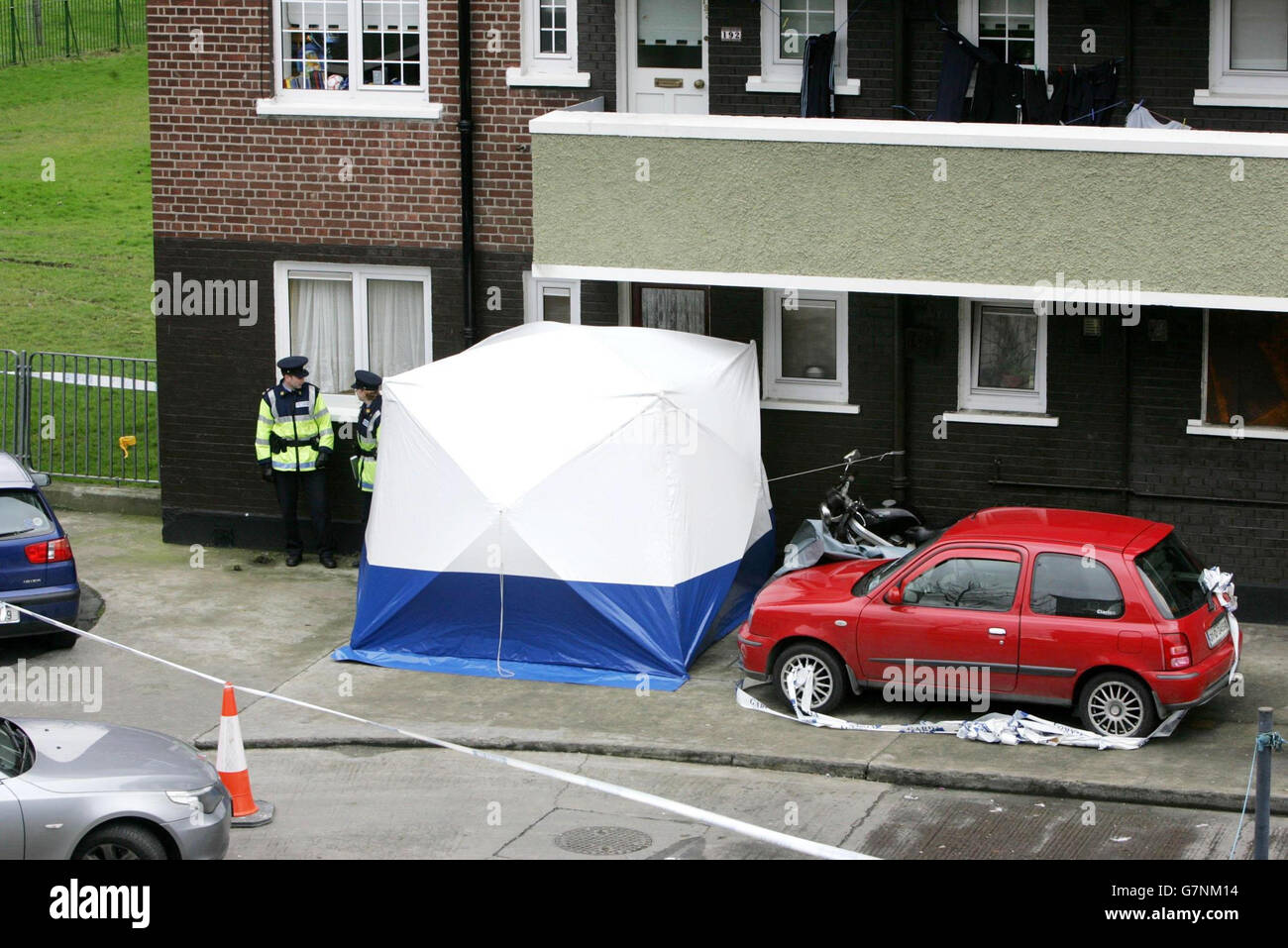Servizi di emergenza sul luogo di una morte sospetta, Dolphin House, a sud di Dublino. Foto Stock