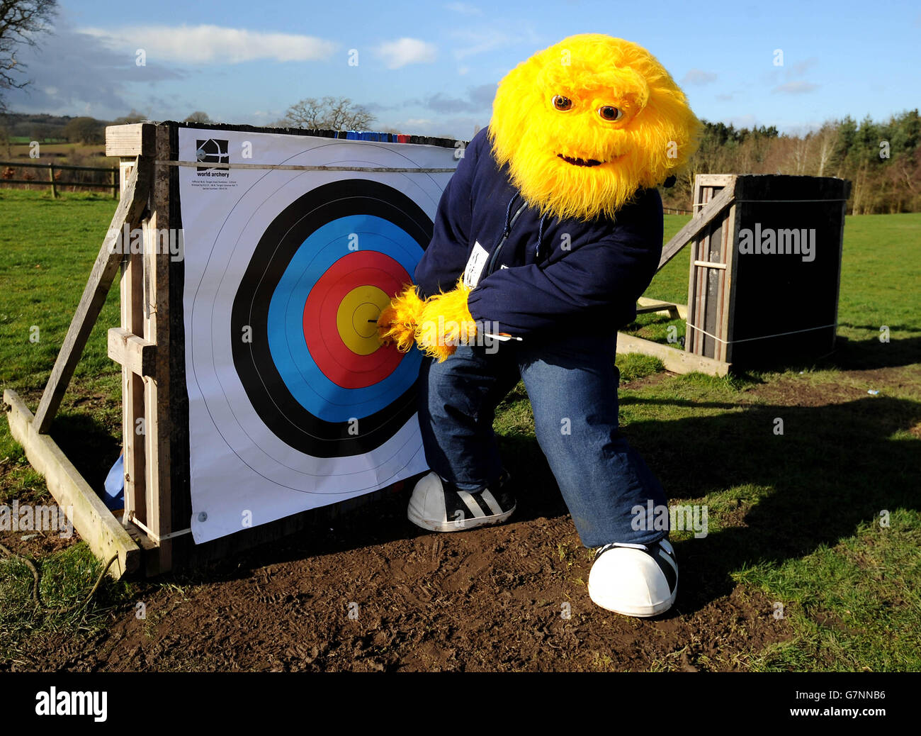 Il mostro di Miele durante una lezione di tiro con l'arco al Boreatton Park nello Shropshire per celebrare il lancio dei nuovi e migliorati puffs del mostro di Miele, precedentemente noti come puffs dello zucchero, che ora contiene un terzo in meno di zucchero di quanto non abbia fatto dieci anni fa. Foto Stock