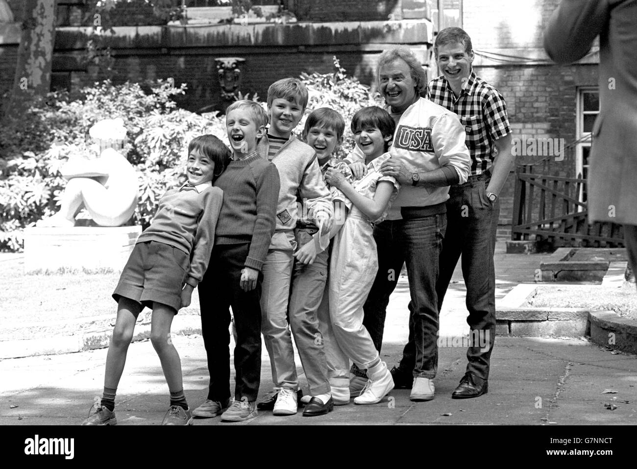 Il cantante Gerry Marsden si pone con alcuni dei bambini colpiti dal disastro antincendio di Bradford City. La sua canzone che tu non camminerai mai da sola è quella di raccogliere soldi per il Bradford Disaster Appeal. (l-r) Paul Barracroft, 10, Andrew Long, 8, Dominic Robershaw, 12, Darryl Cox, 11, Joanne Baron, 10, Gerry Marsden, e Paul Rock, 16. Foto Stock