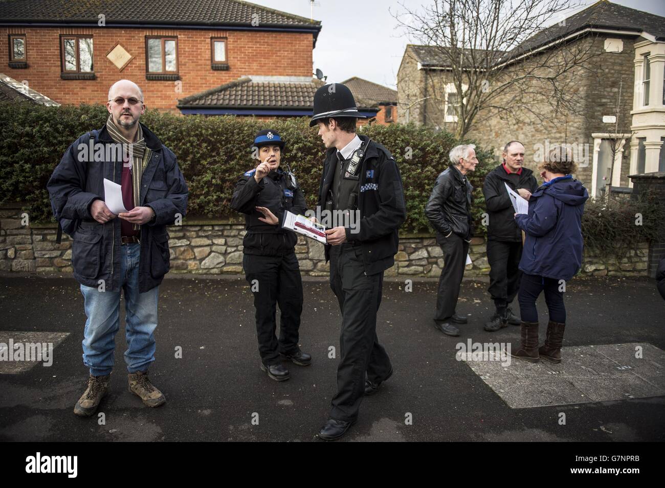 La polizia e i residenti consegnano volantini a St George, Bristol, chiedendo informazioni e per sensibilizzare l'opinione pubblica sulla scomparsa dell'adolescente scomparso Rebecca Watts. Foto Stock