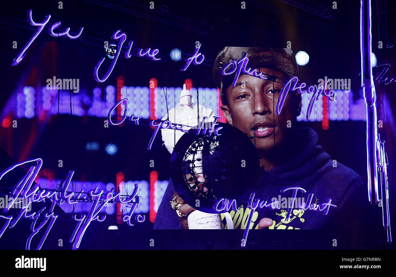 Pharrell Williams raccoglie l'International Male solo Artist Award tramite lo schermo video durante i Brit Awards 2015 all'O2 Arena di Londra. Foto Stock