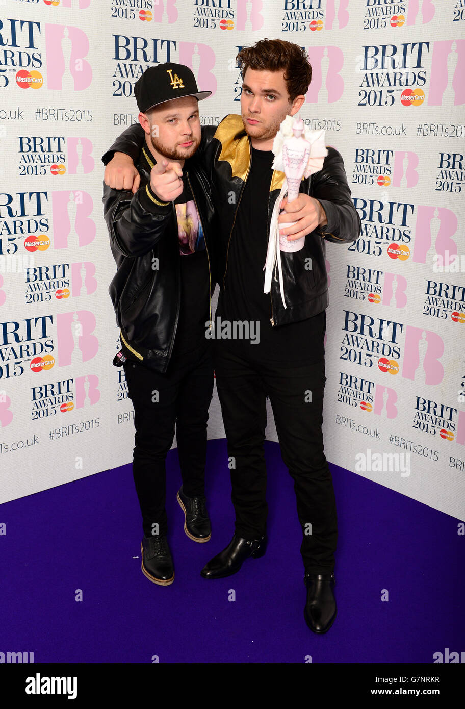 Mike Kerr e ben Thatcher of Royal Blood con il loro premio per il miglior gruppo britannico nella sala stampa al Brit Awards 2015 alla O2 Arena di Londra. PREMERE ASSOCIAZIONE foto. Data foto: Mercoledì 25 febbraio 2015. Guarda la storia di PA SHOWBIZ Bris. Il credito fotografico deve essere: Dominic Lipinski/PA Wire Foto Stock