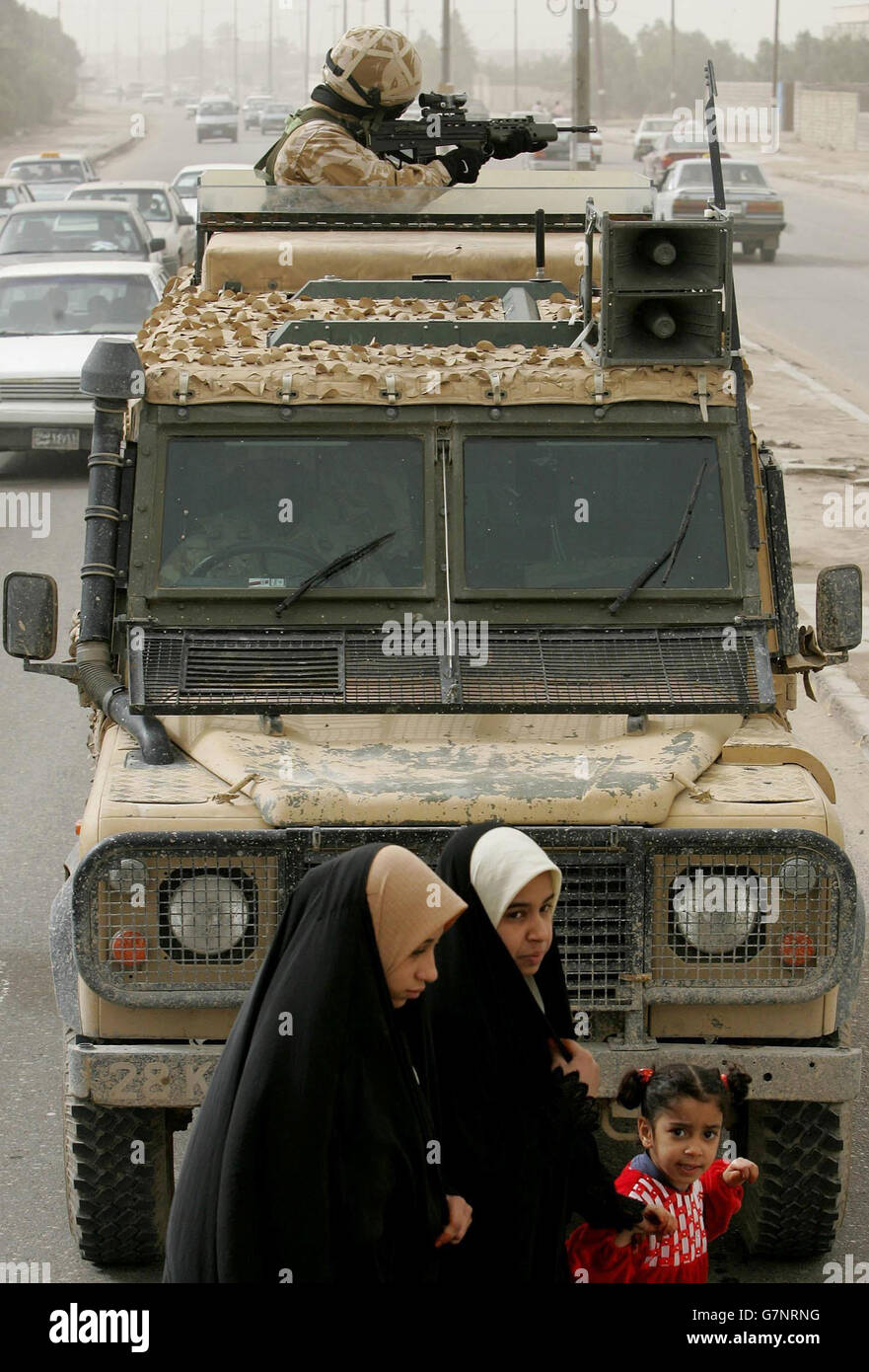 Soldati britannici basati fuori dalla sede della quarta pattuglia blindata Brigata. Foto Stock