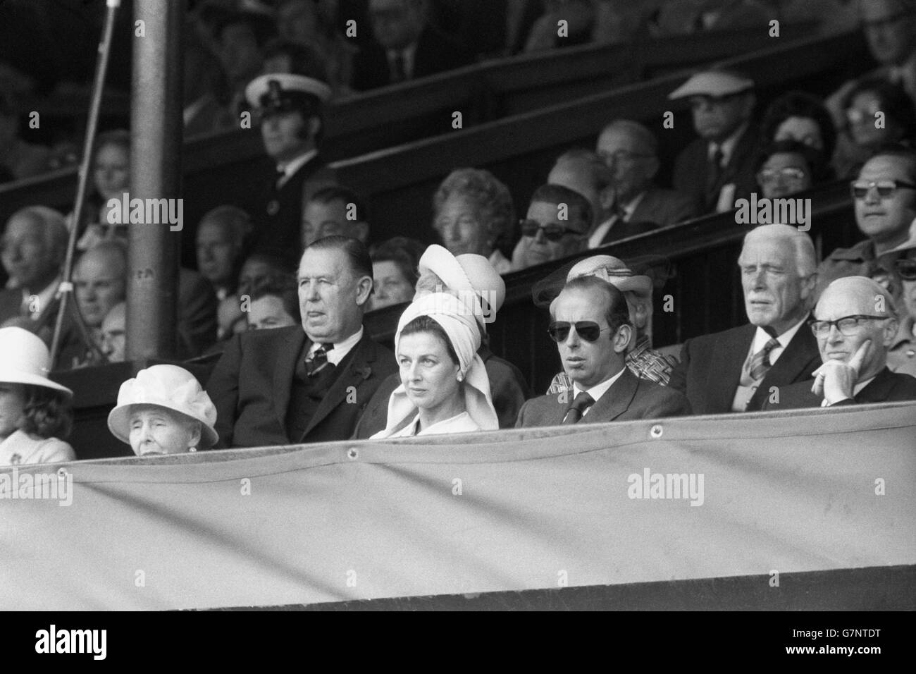 Tennis - Wimbledon - Men's Singles Final - Jimmy Connors / Arthur Ashe - Centre Court. La principessa Alexandra di Kent e il principe Edward, duca di Kent (occhiali scuri) partecipano alla finale del singolo maschile di Wimbledon. Foto Stock